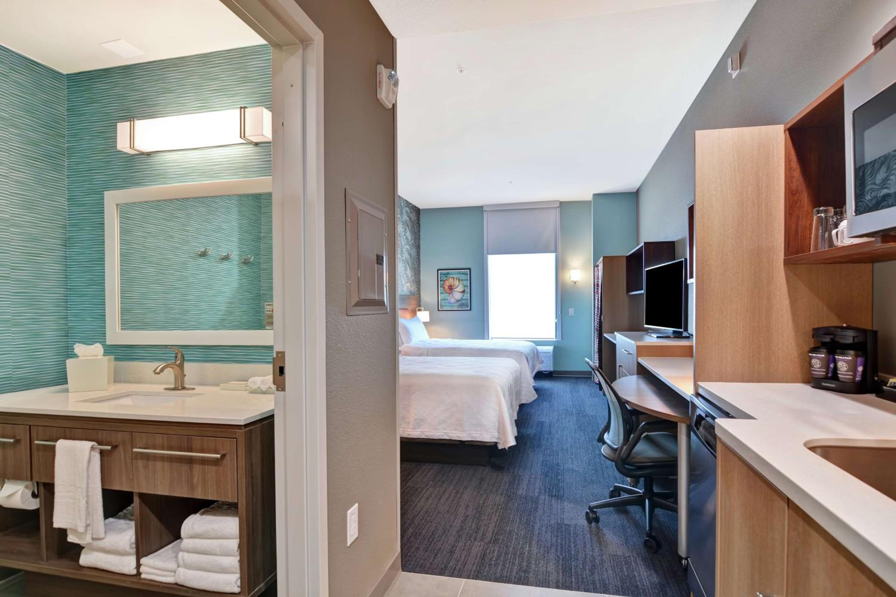 Queen Studio with Two Queen Beds - Non-Smoking photo 3
