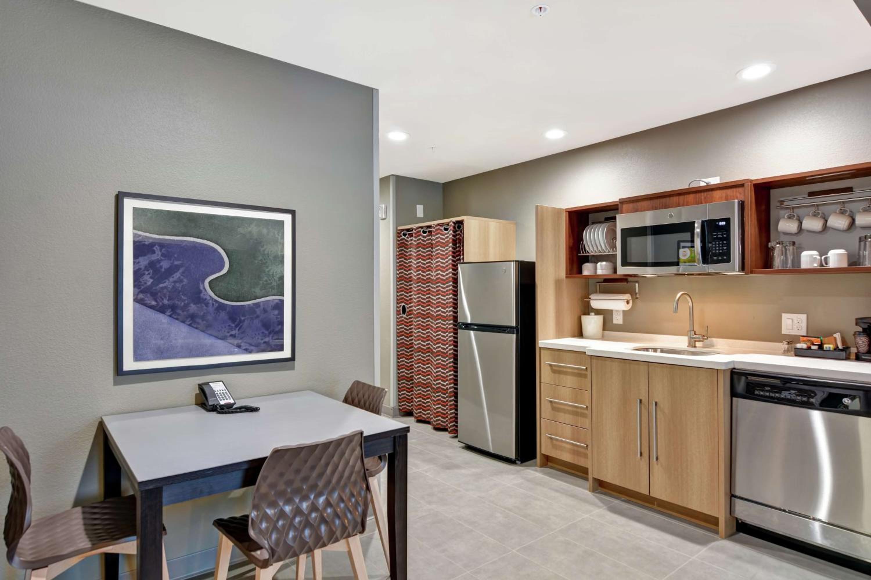 Queen Suite - Mobility Access/Non-Smoking