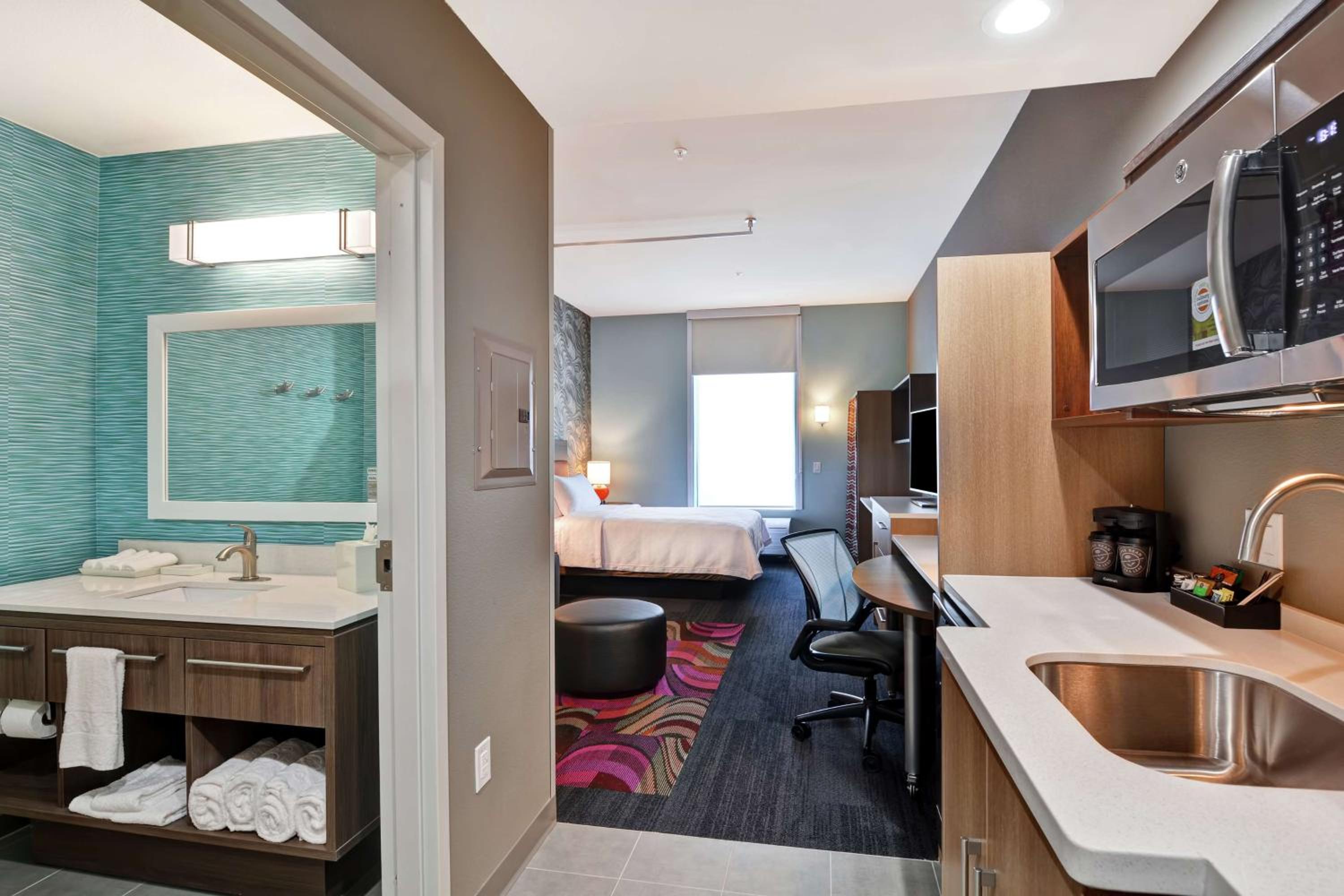 Queen Studio Suite - Hearing Access/Non-Smoking photo 3