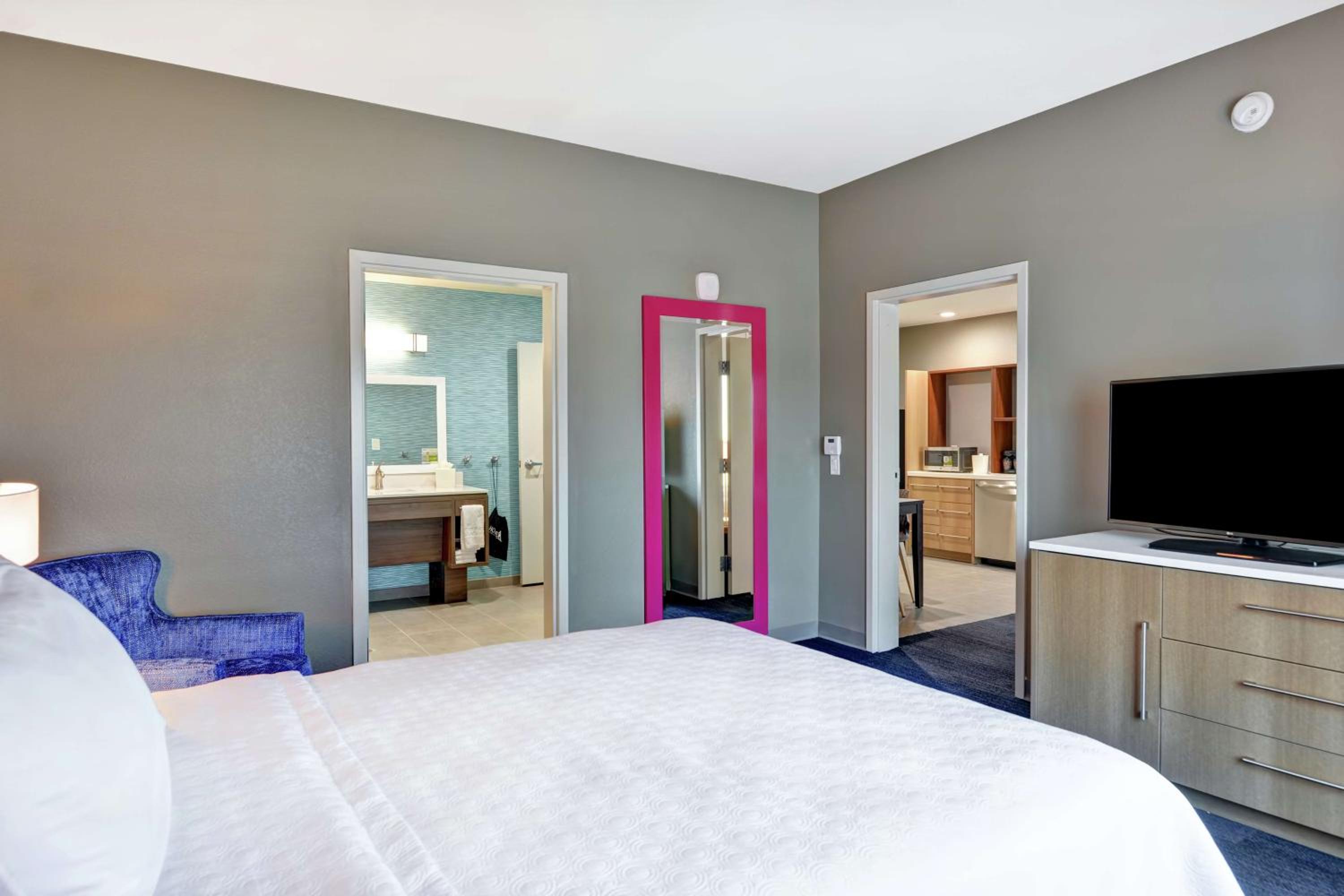 Queen Suite - Hearing Access/Non-Smoking photo 3