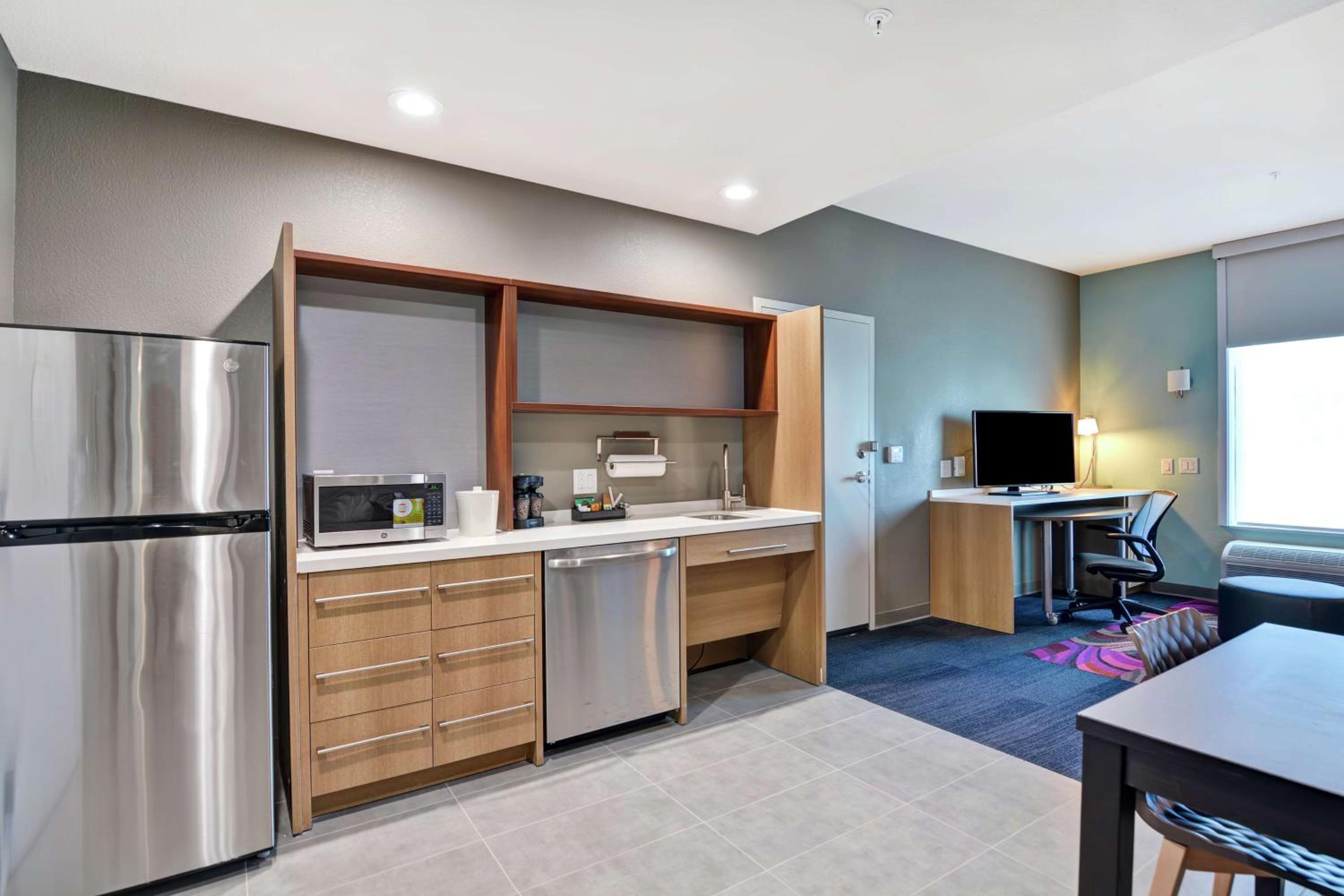 Queen Suite - Mobility Access/Non-Smoking photo 2