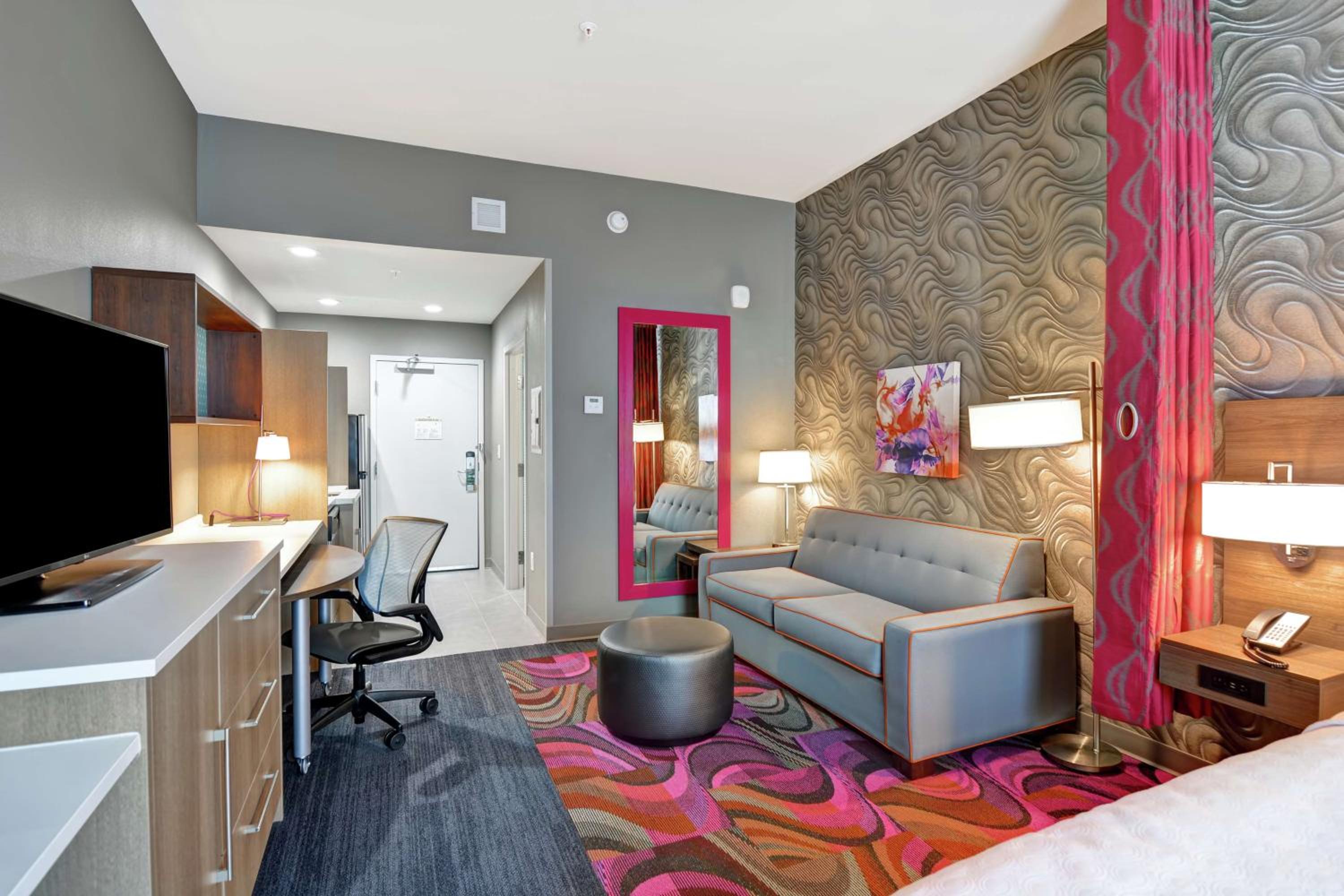 Queen Studio Suite - Hearing Access/Non-Smoking photo 2