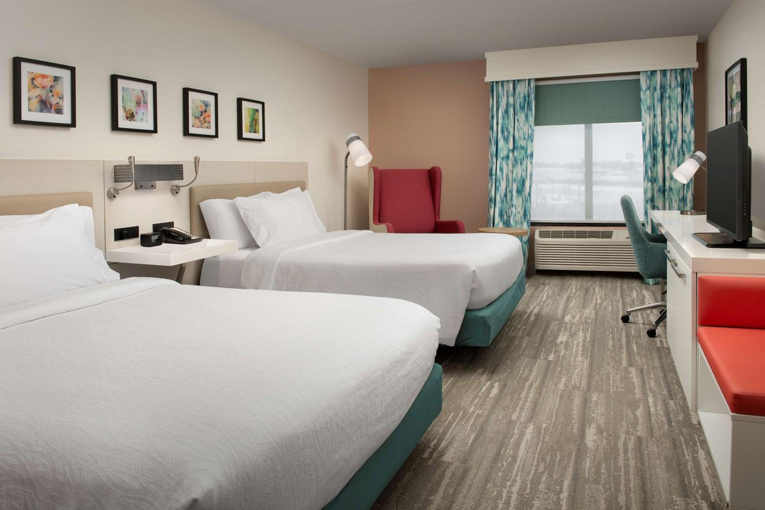 Queen Room with Two Queen Beds - Photo 4