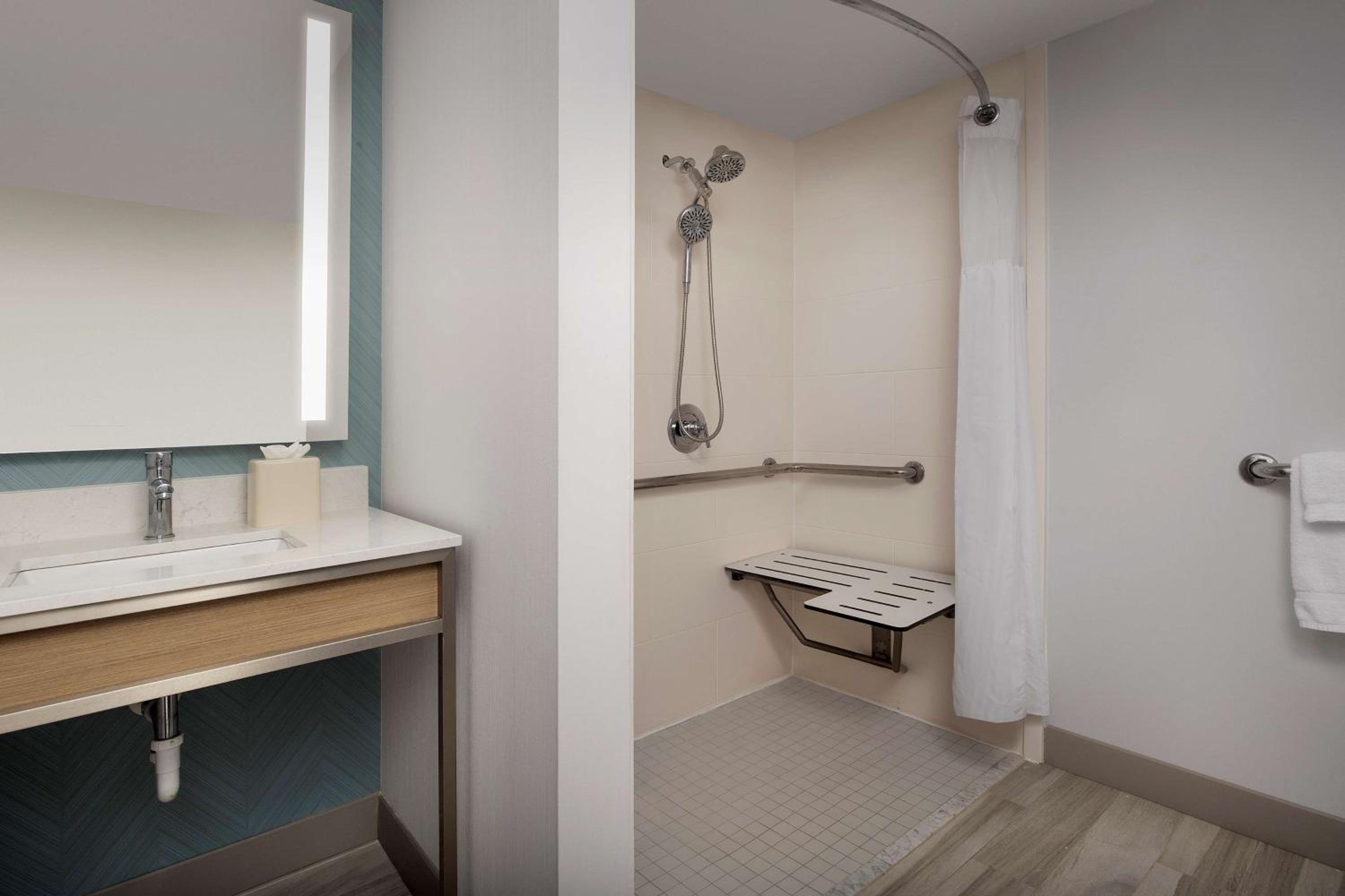 Queen Room with Two Queen Beds - Mobility and Hearing Access/Non-Smoking - Photo 2
