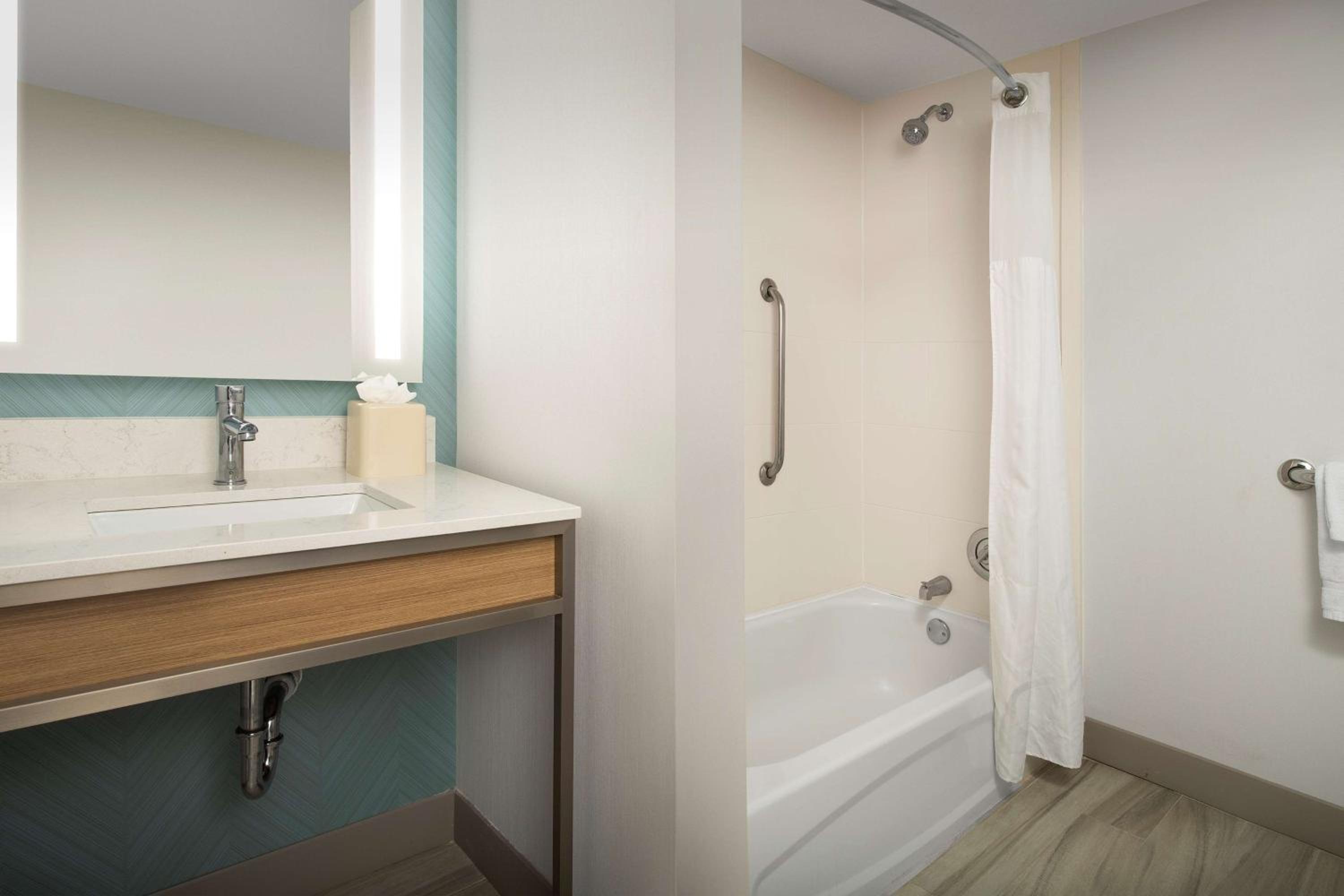King Room with Transfer Shower - Mobility Access - Photo 2