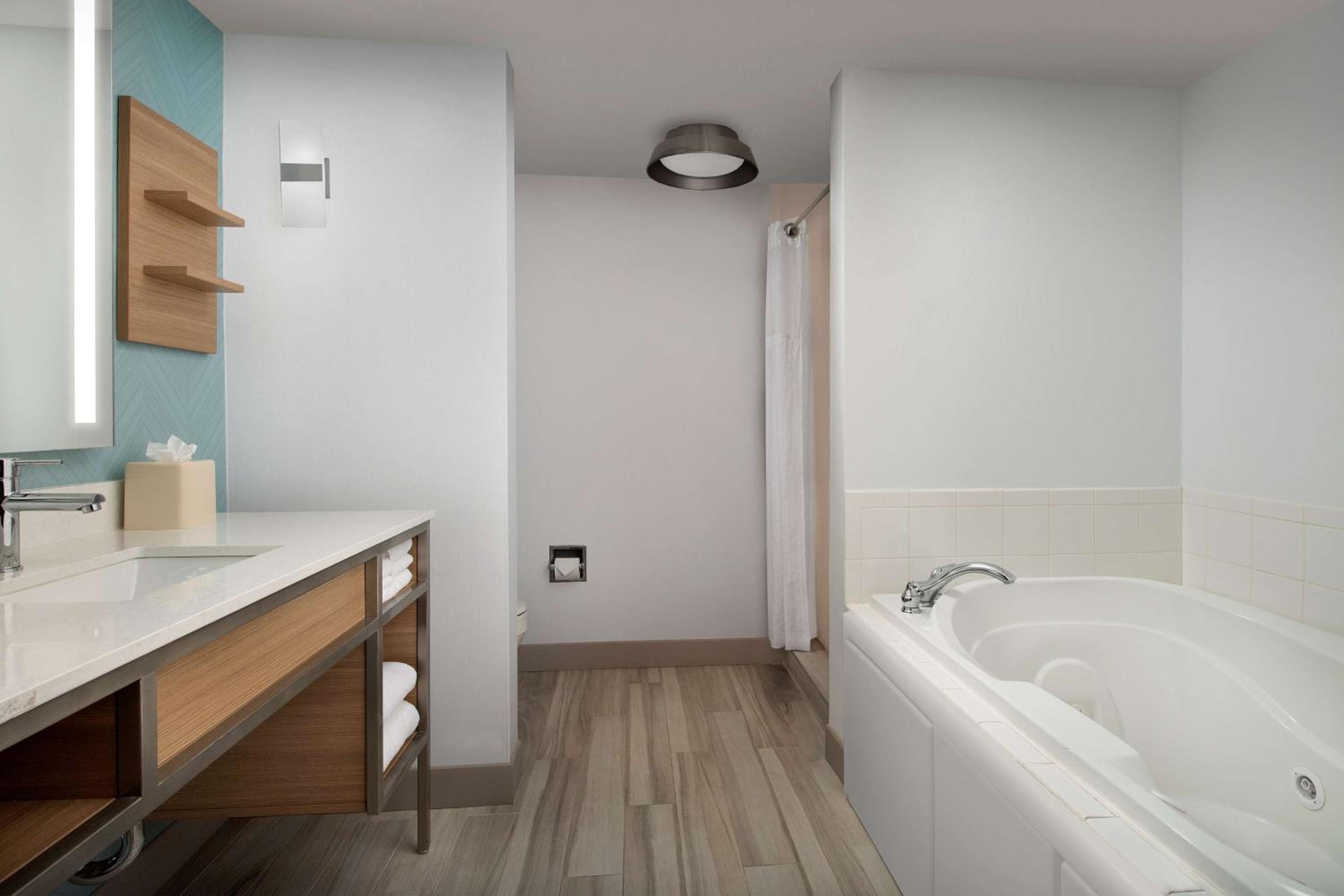 King Room with Whirlpool - Photo 6