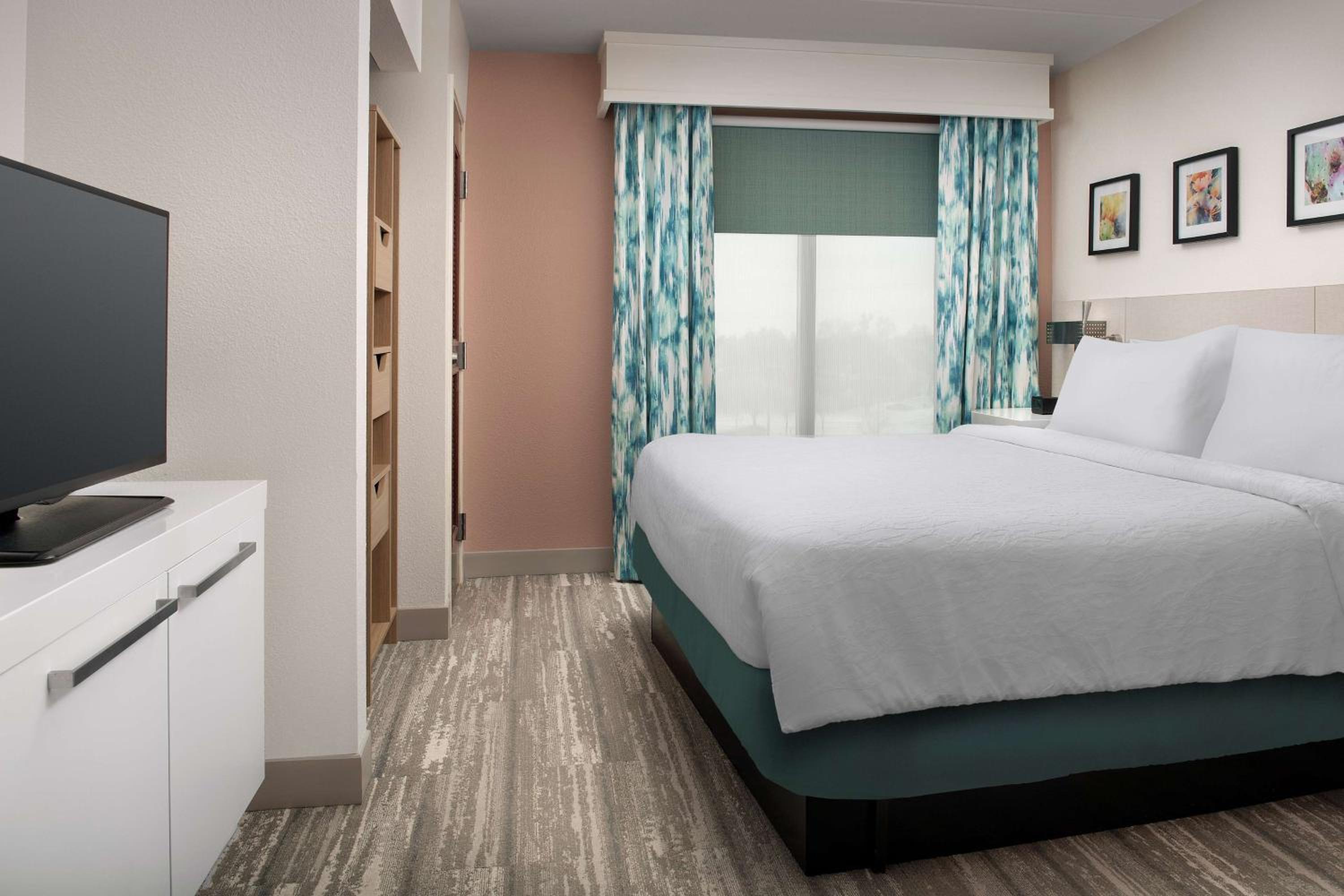 Junior King Suite with Sofa Bed - Photo 2