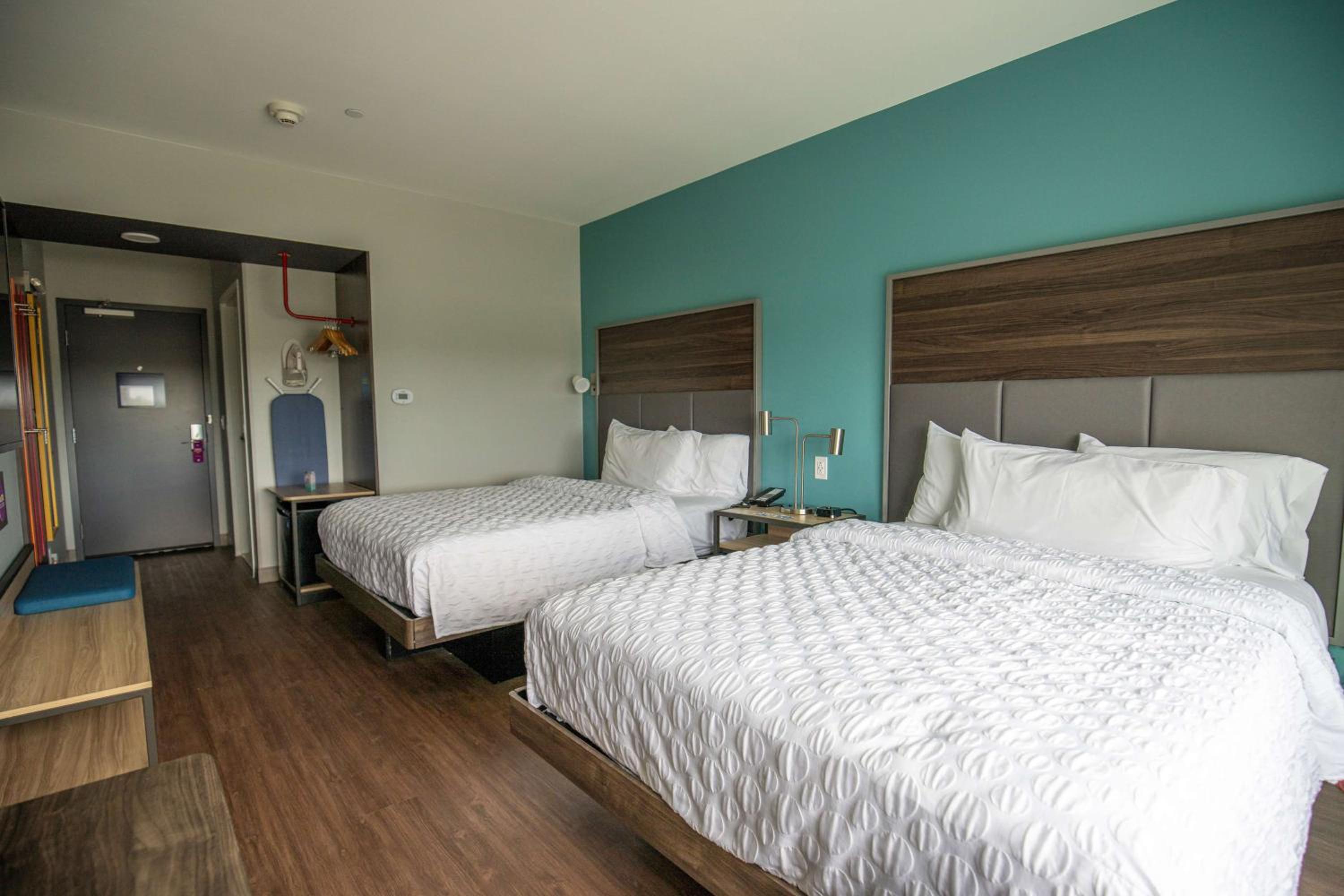 Queen Room with Two Queen Beds photo 2