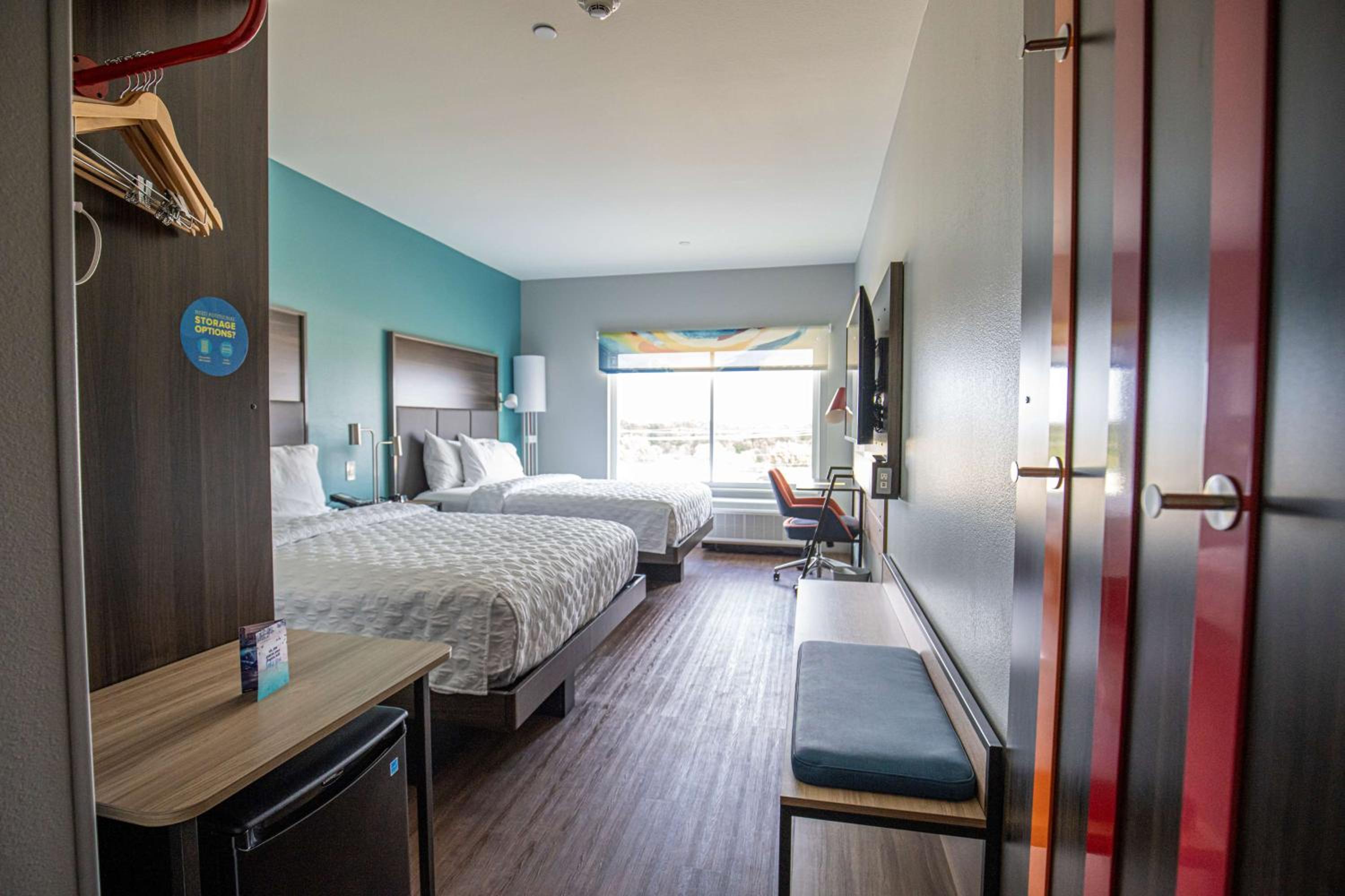 Queen Room with Two Queen Beds photo 3