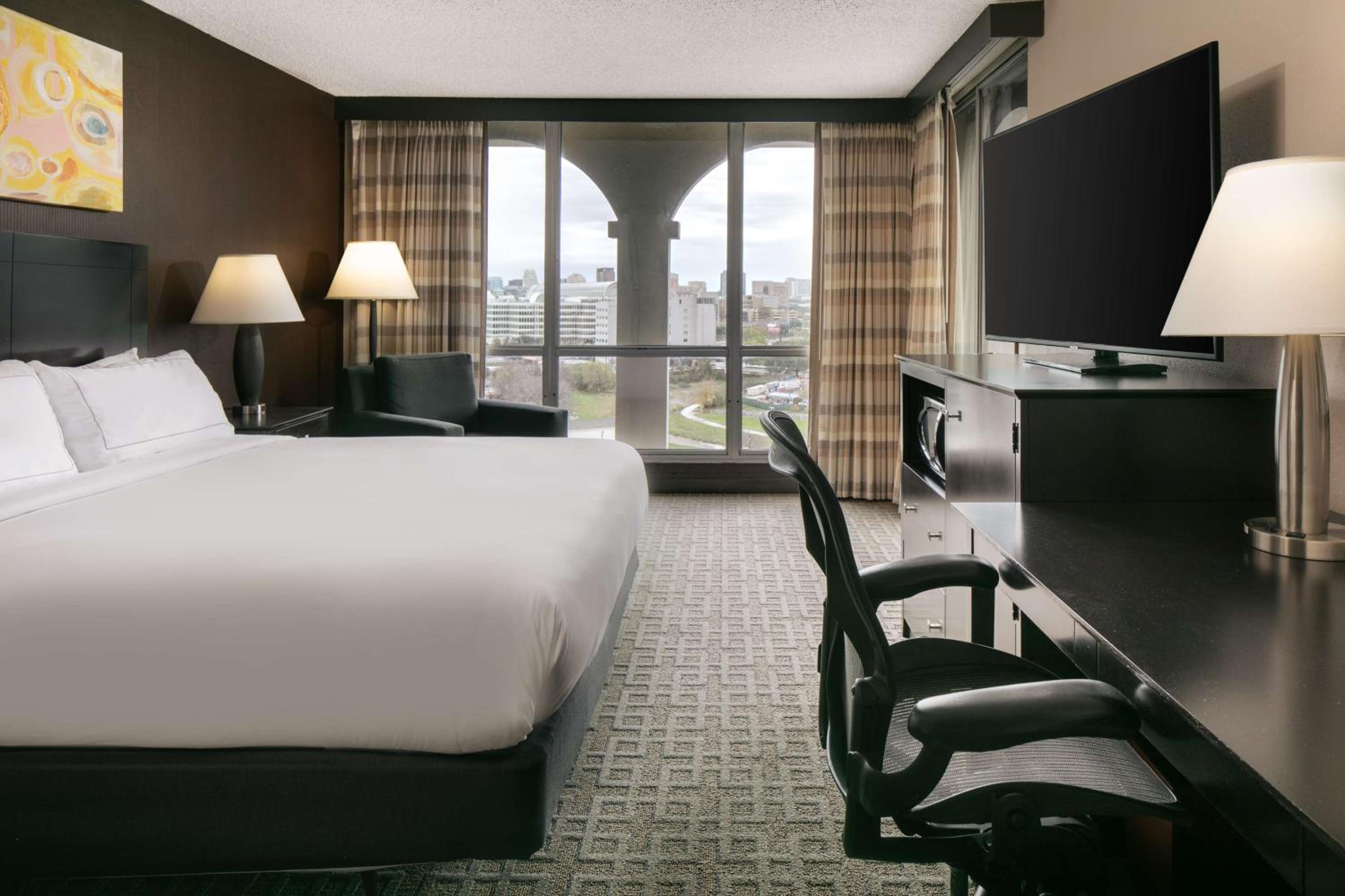 King Room with Balcony - Non-Smoking - Photo 2
