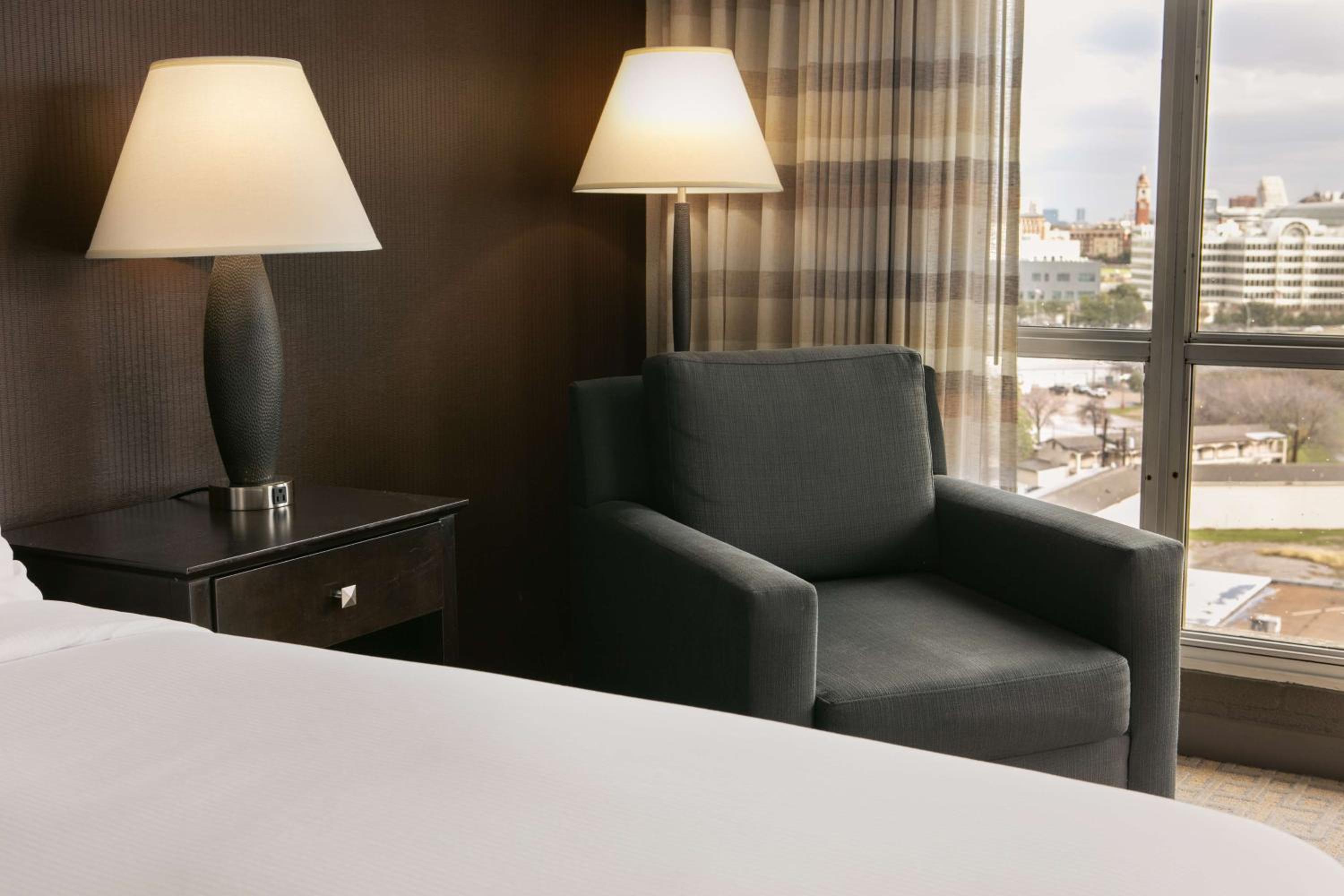 King Room with Balcony - Non-Smoking - Photo 8