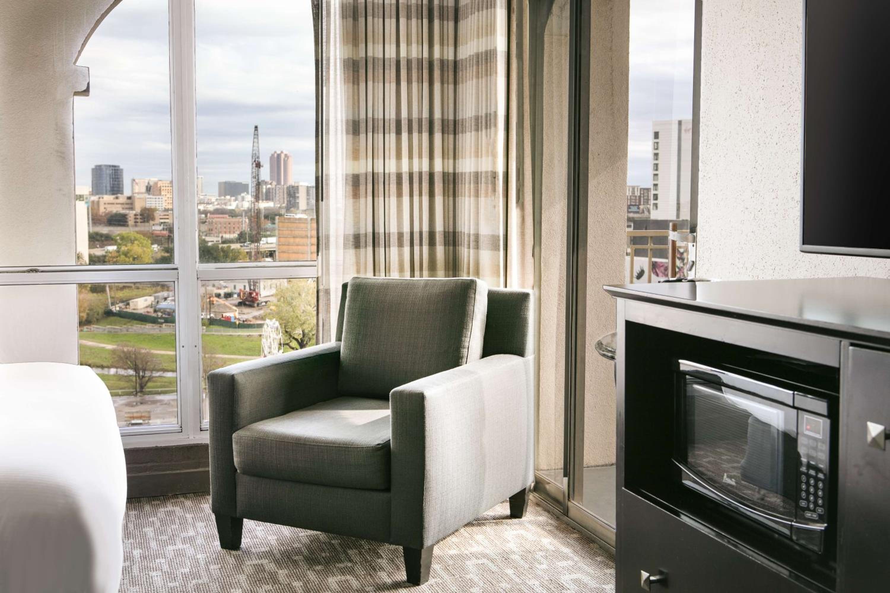 King Room with Balcony - Non-Smoking - Photo 3