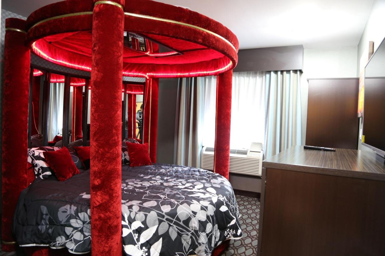 King Room with Whirlpool - Photo 3