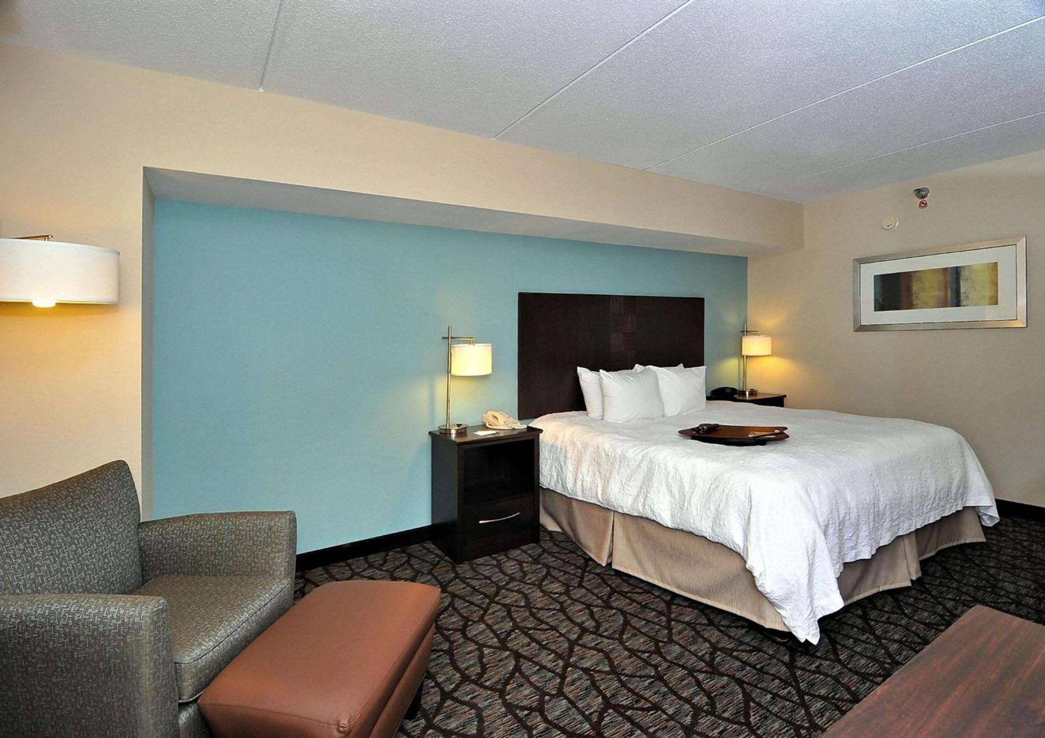 King Room with King Bed - Non-Smoking - Photo 2