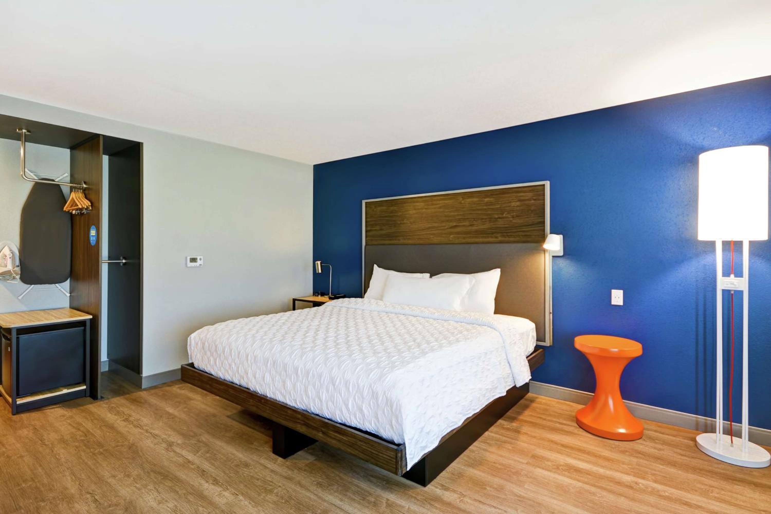 King Room with Bath Tub - Mobility and Hearing Access - Photo 3