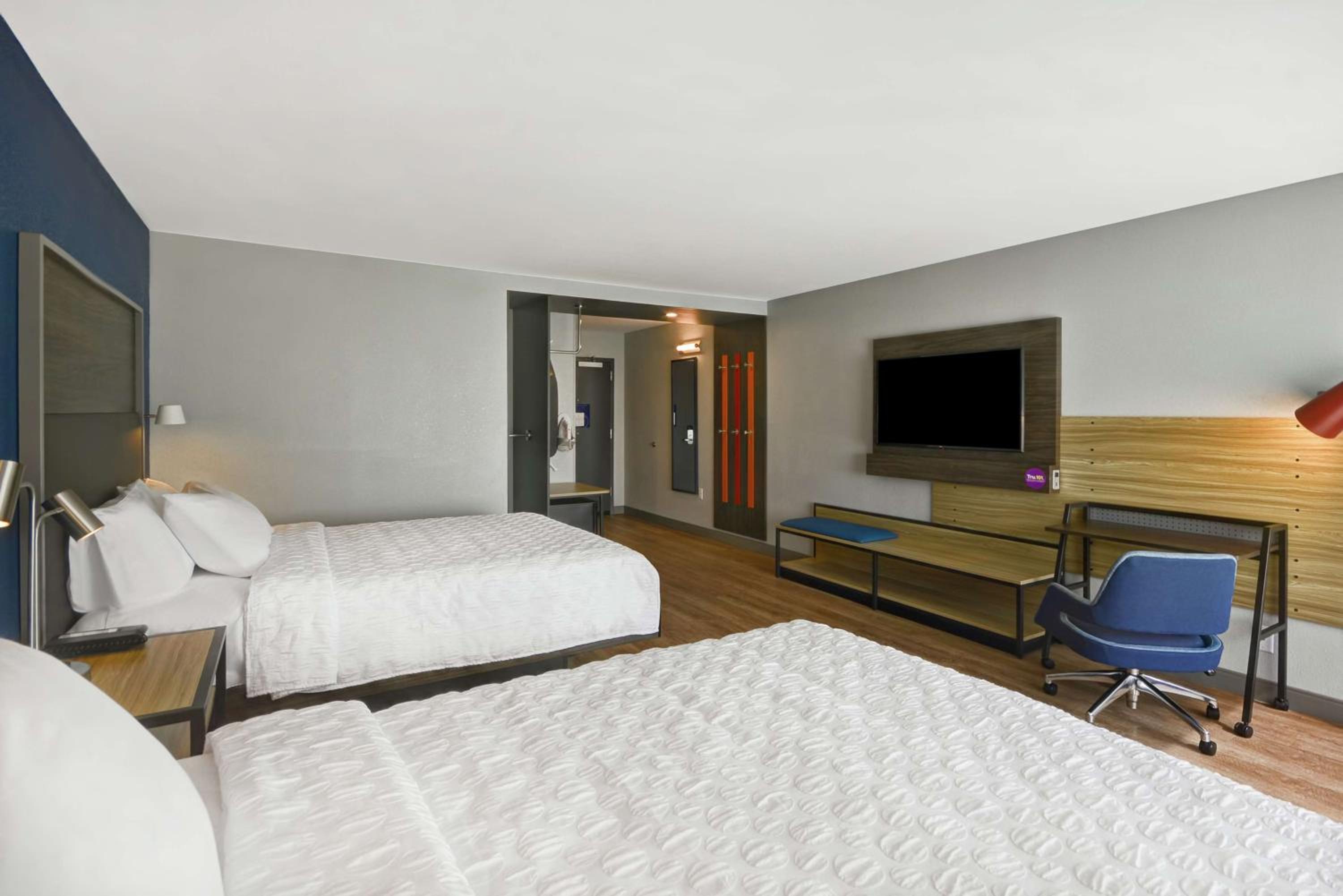 Queen Room with Two Queen Beds - Photo 4