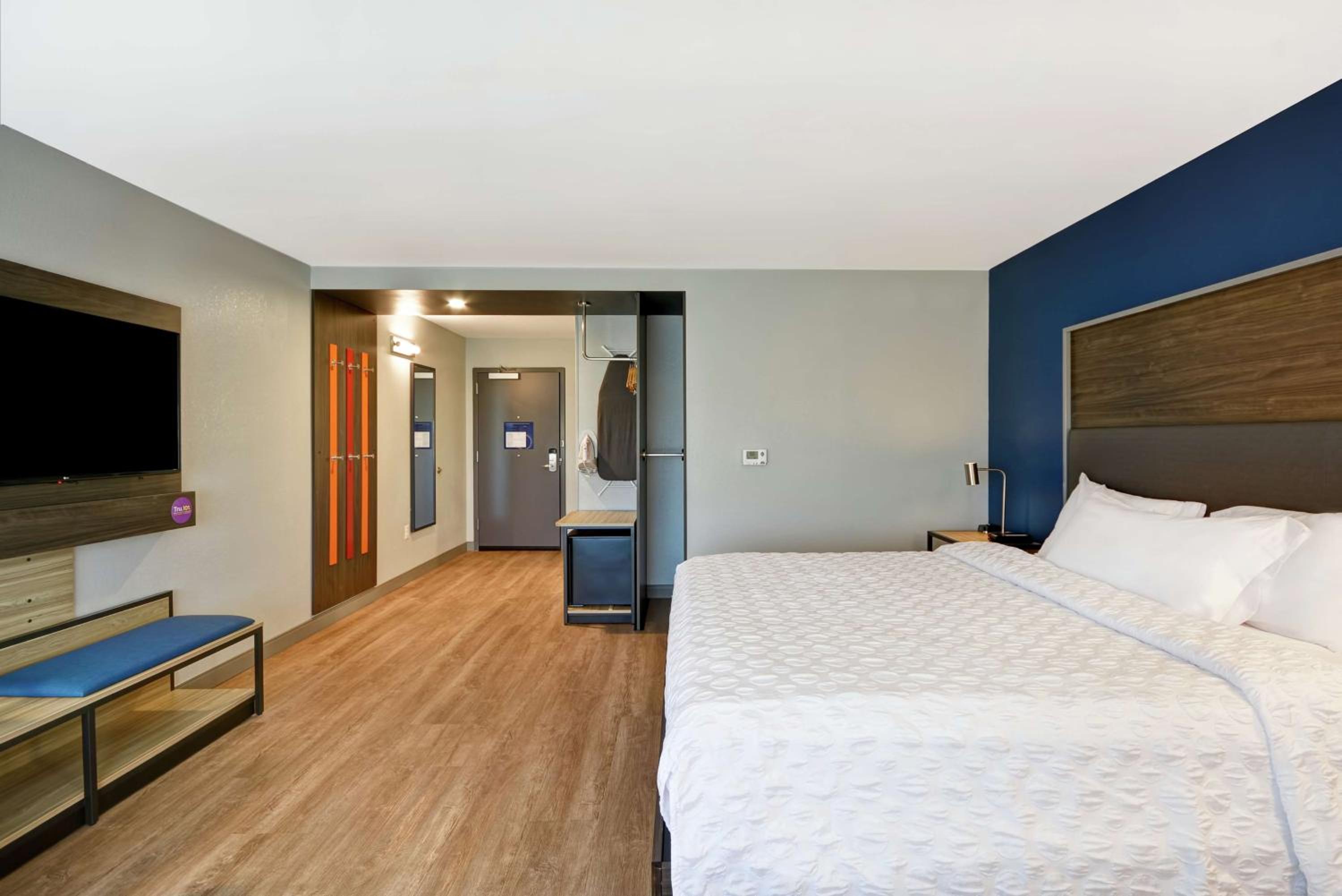King Room with Bath Tub - Mobility and Hearing Access - Photo 2