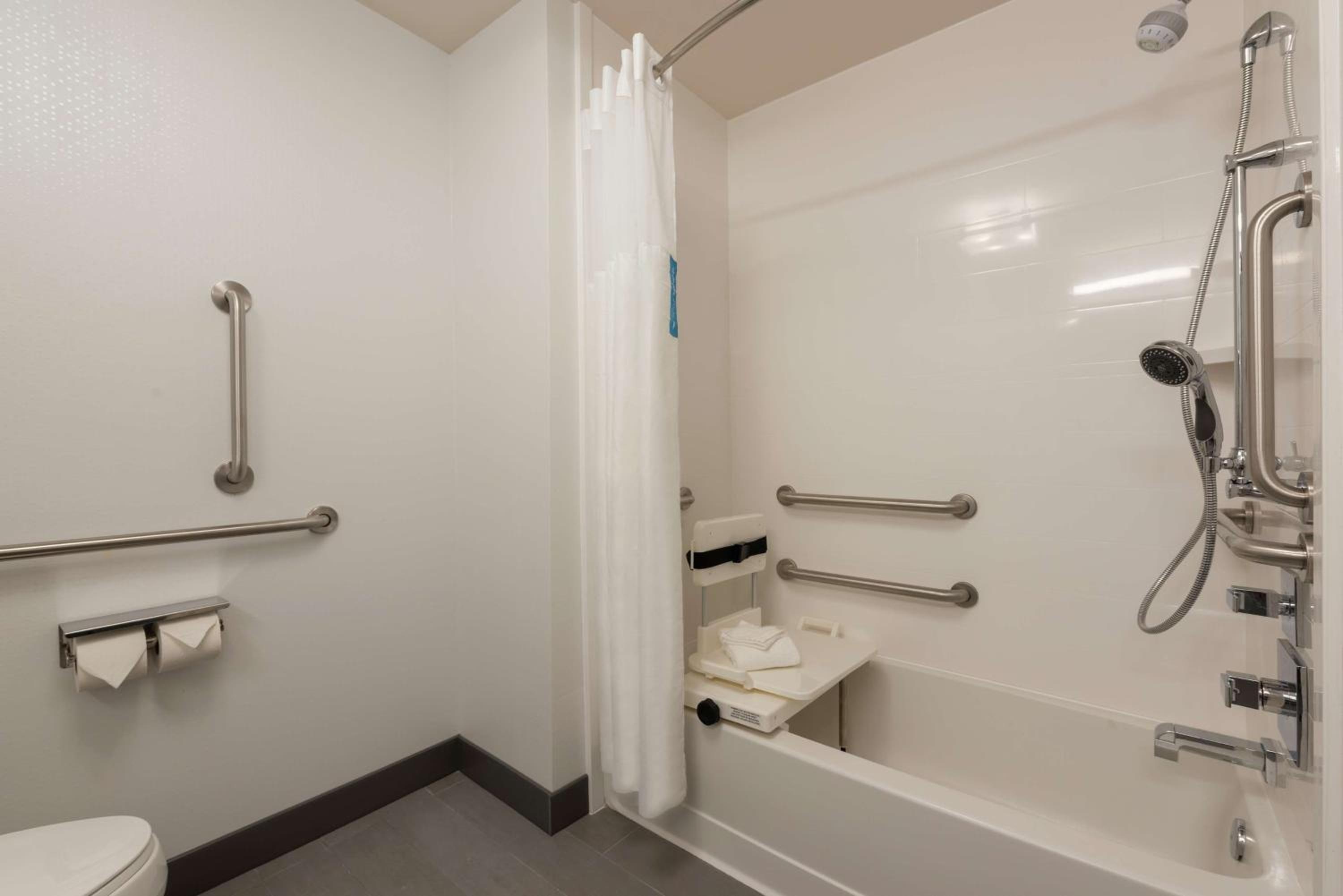 Queen Room with Two Queen Beds - Mobility Access/Non-Smoking photo 3
