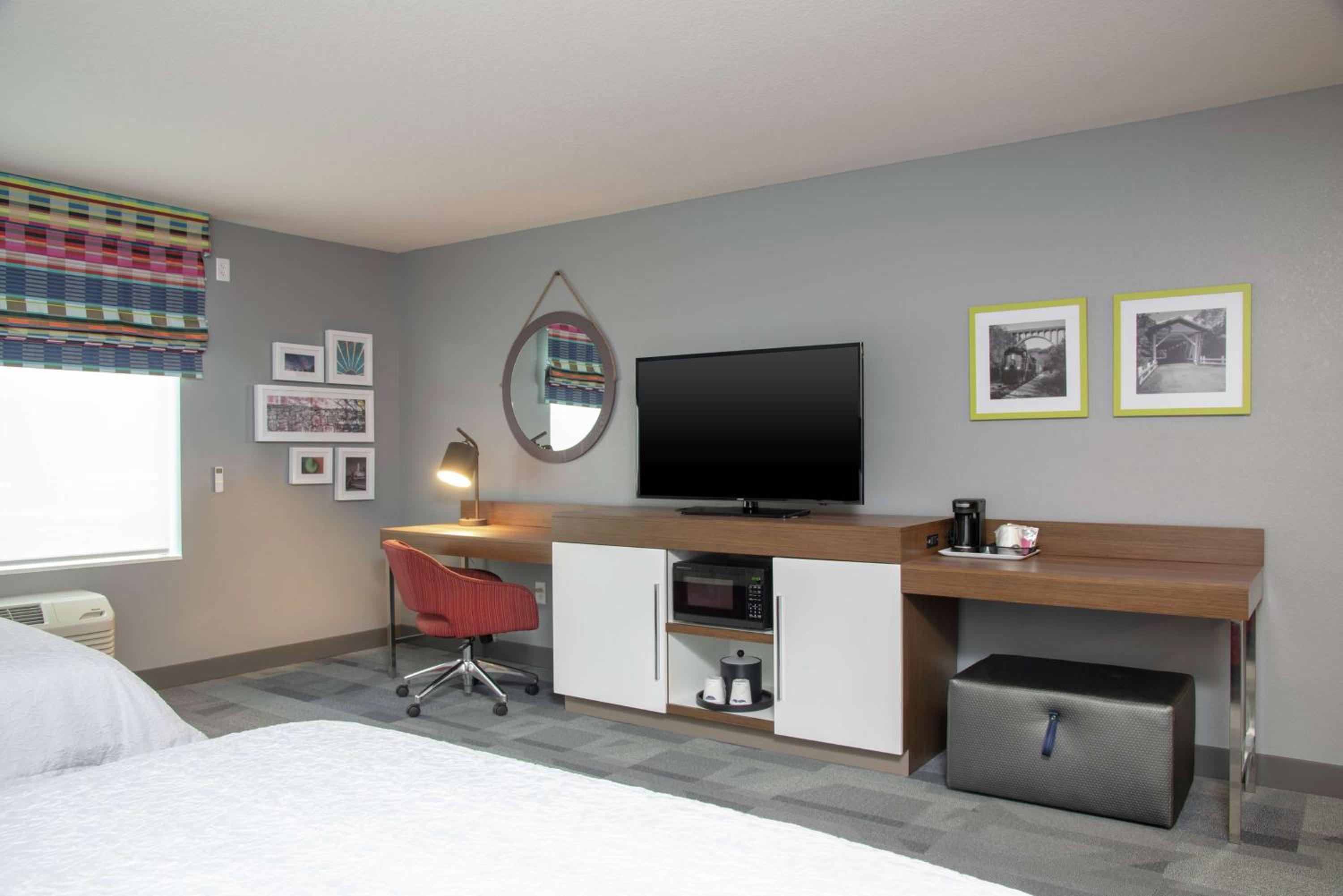 Queen Room with Two Queen Beds - Mobility Access/Non-Smoking photo 2