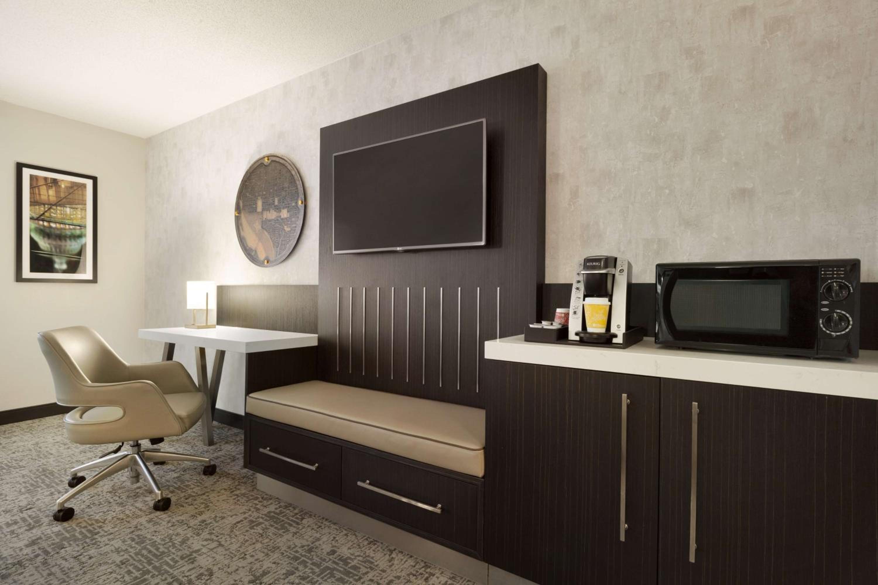 King Room with Accessible Tub - Mobility Access - Photo 4