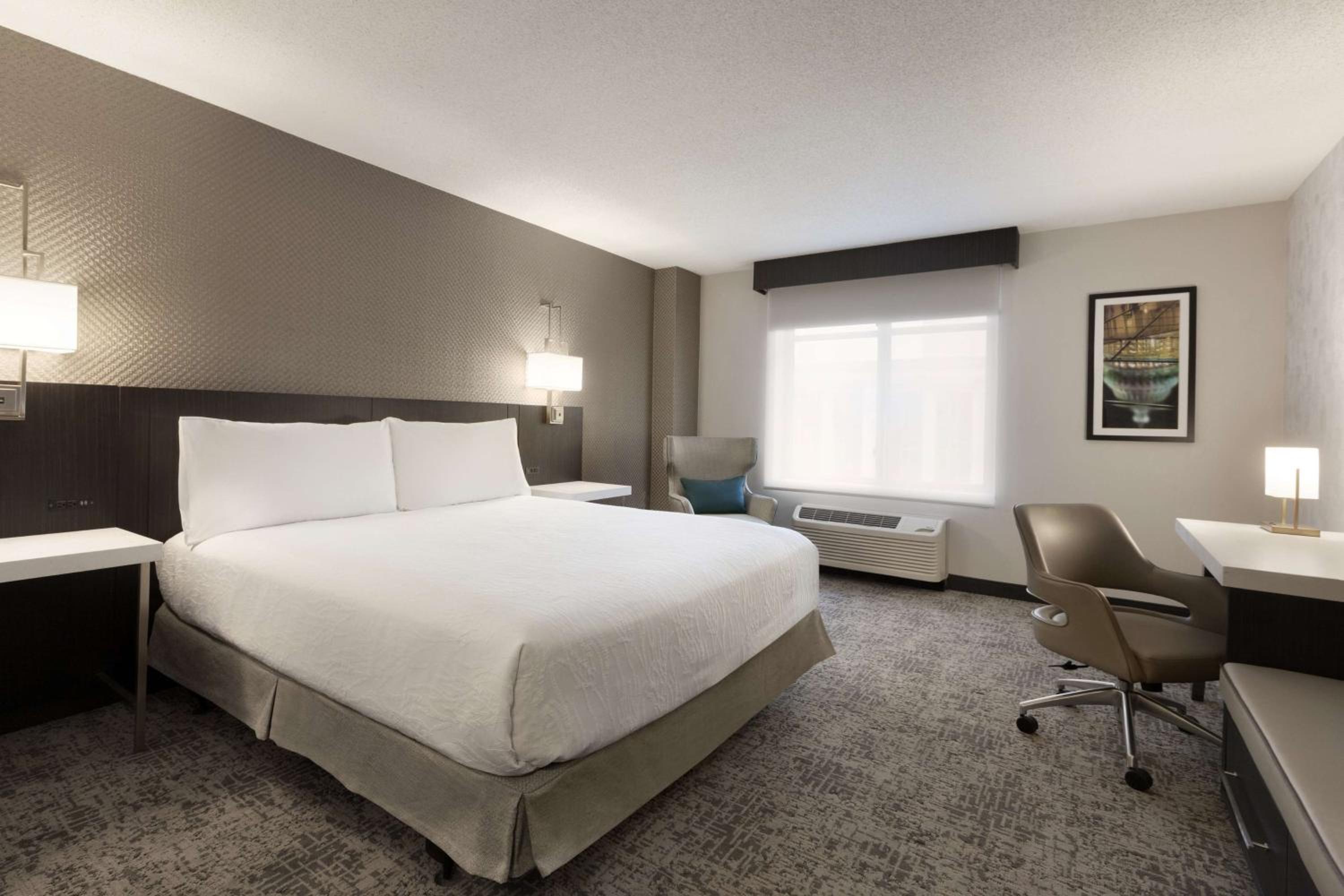 King Room with Accessible Tub - Mobility Access - Photo 2