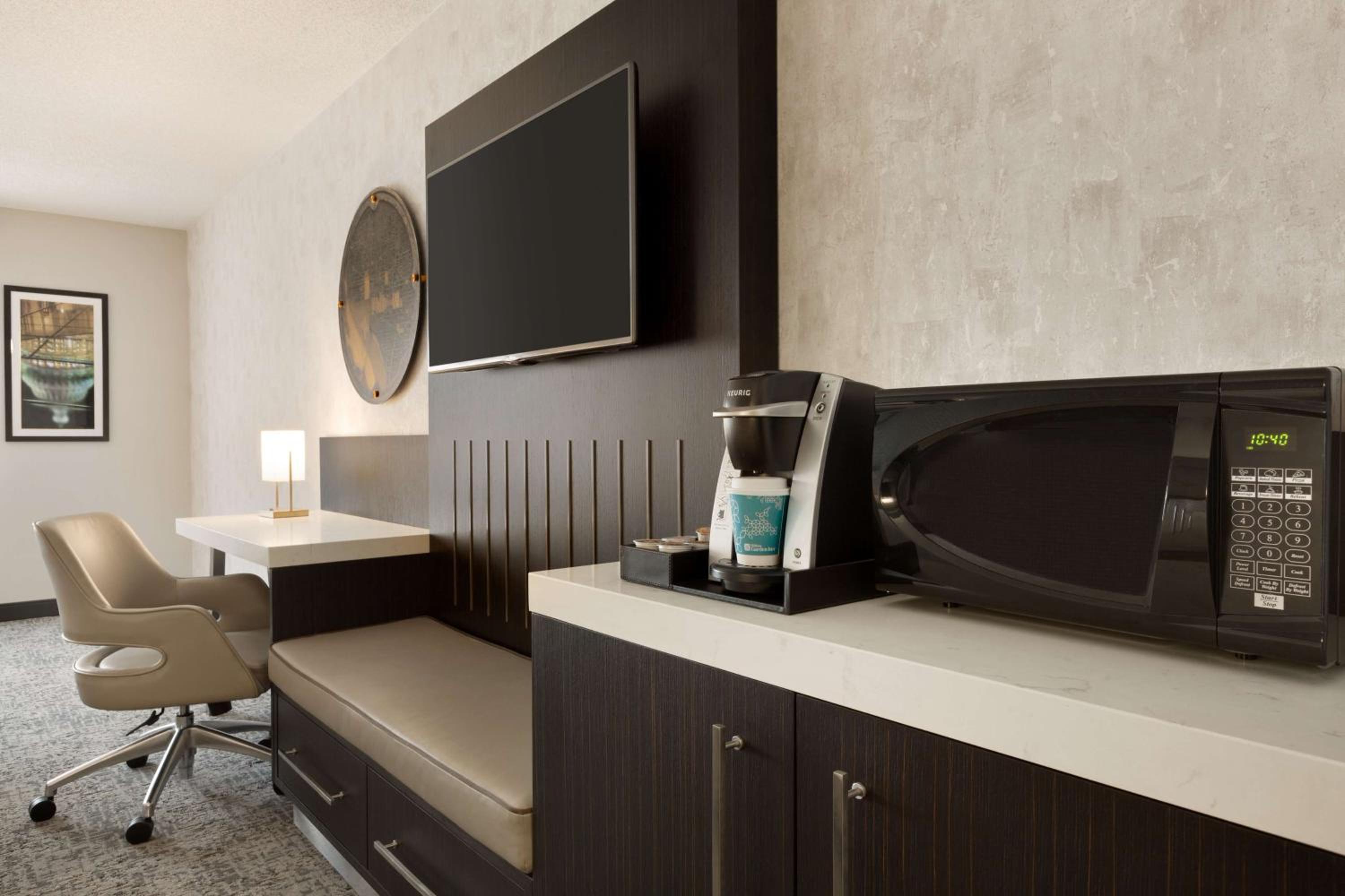 Queen Room with City View - High Floor - Photo 6