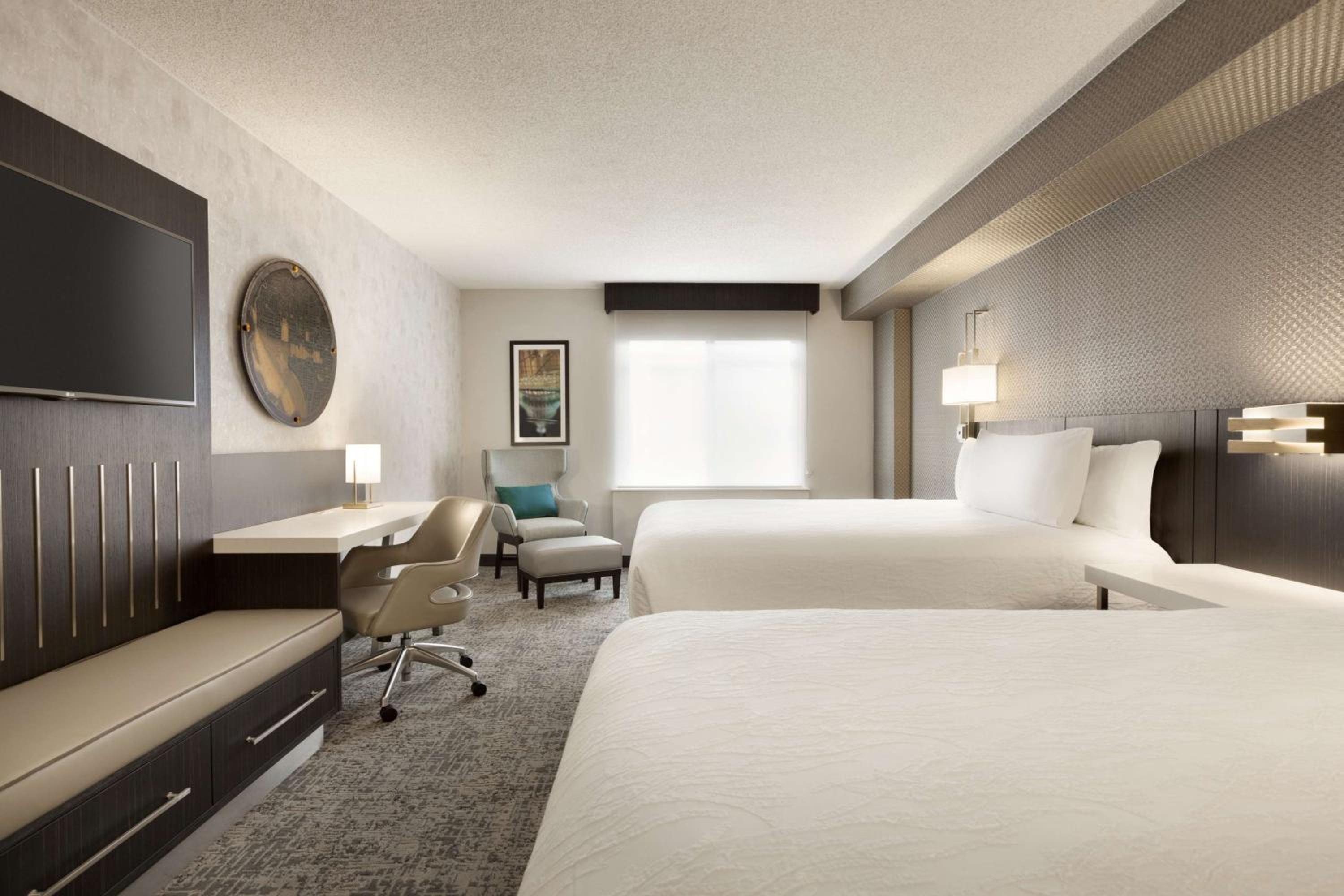 Queen Room with City View - High Floor - Photo 2