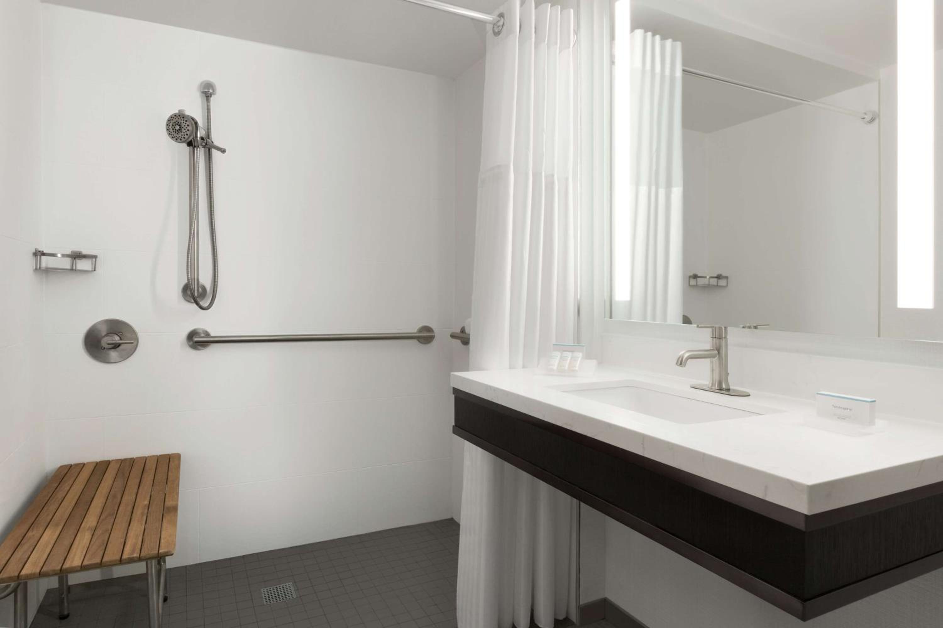 King Room with Roll-In Shower - Mobility Access - Photo 3