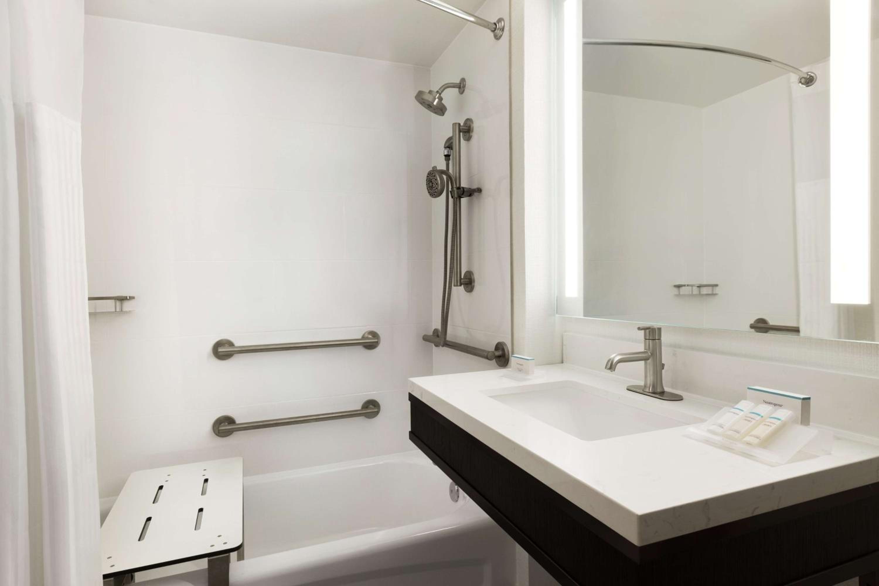 King Room with Accessible Tub - Mobility Access - Photo 3