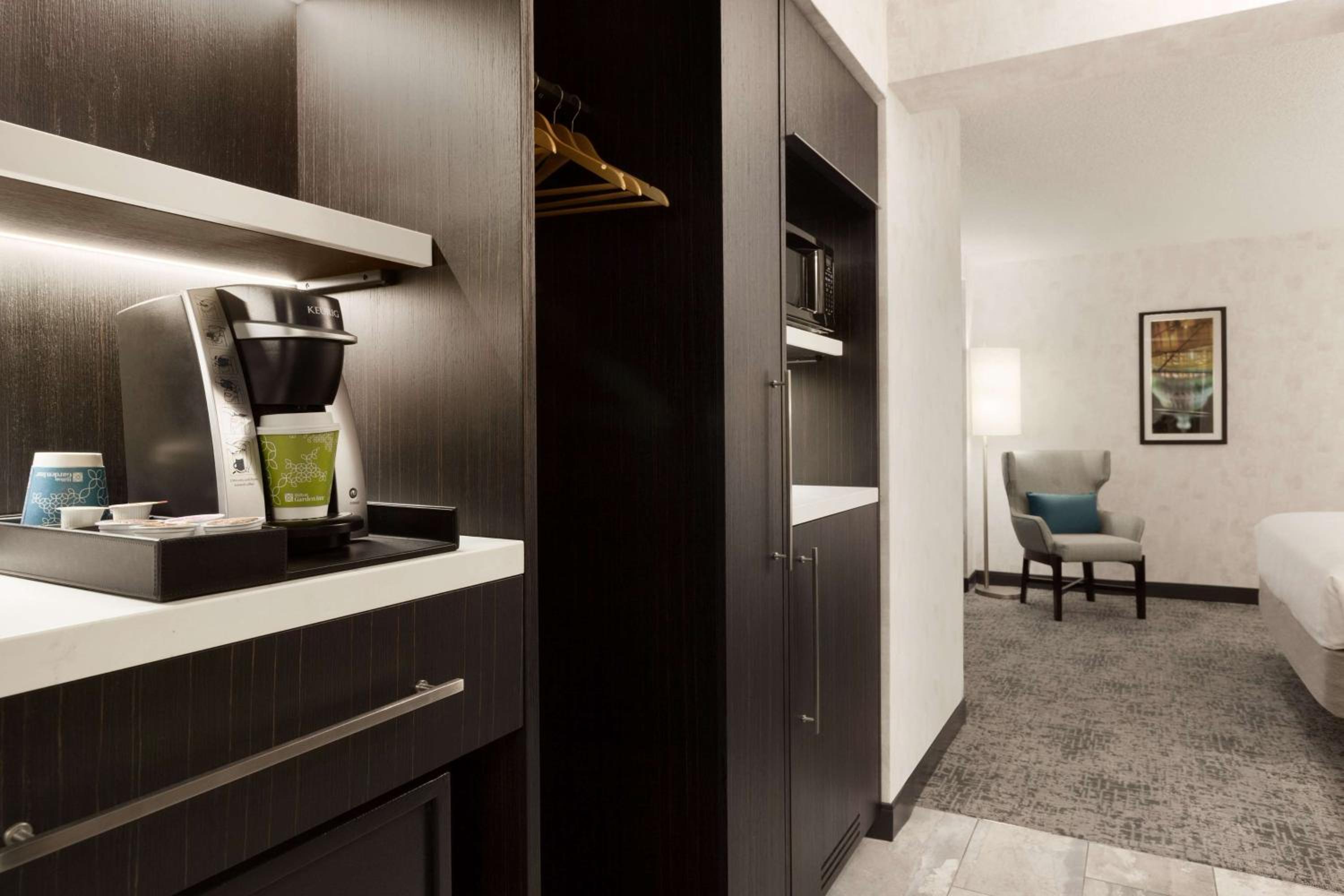 One-Bedroom King Suite - Photo 6