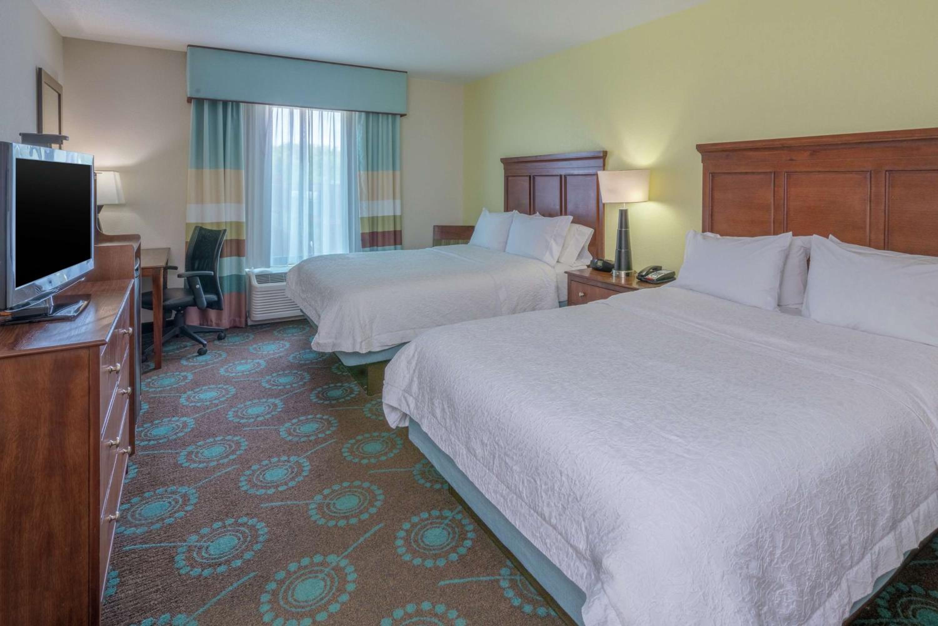 Room with Two Queen Beds - Non-Smoking - Photo 6
