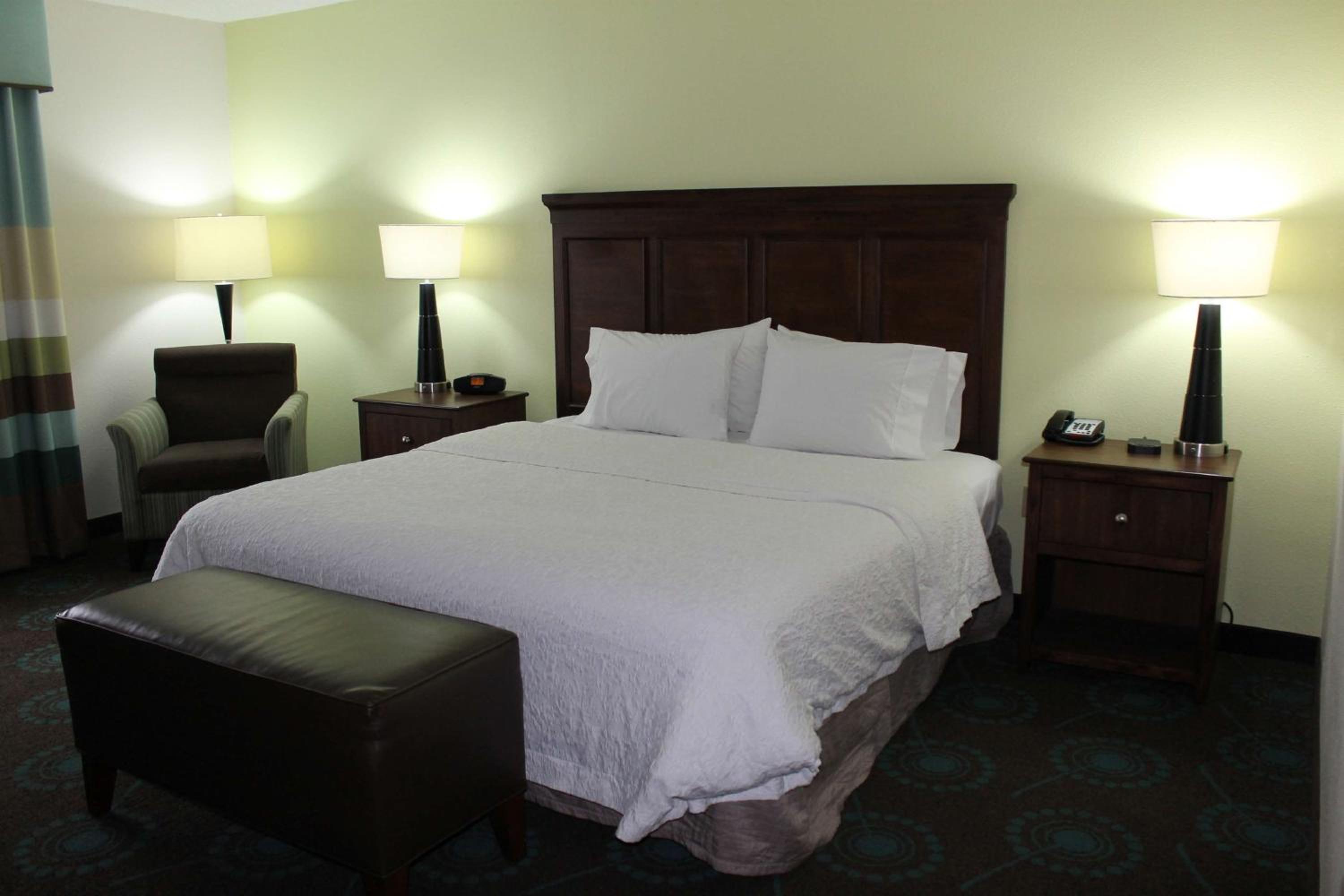 King Room with King Bed - Non-Smoking - Photo 4