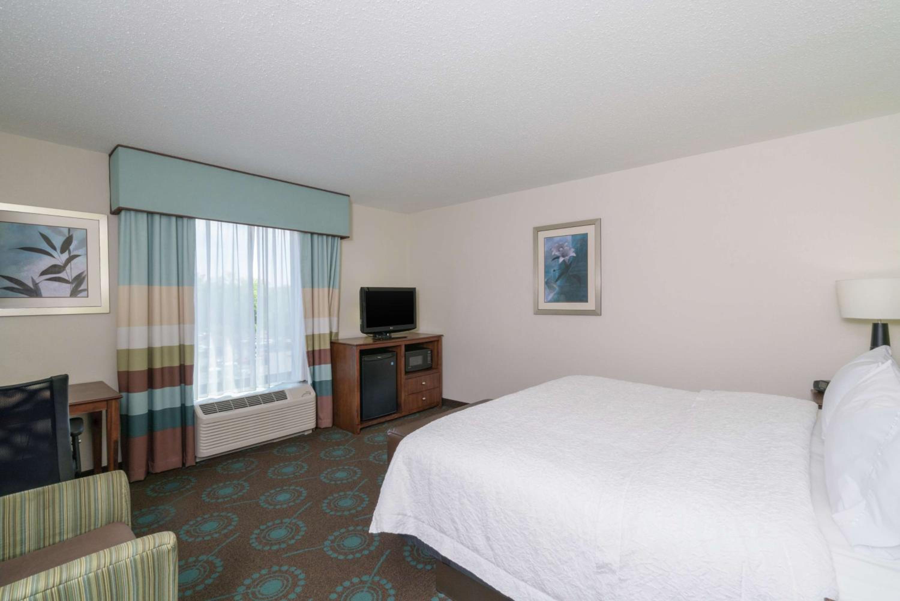 King Room with King Bed - Non-Smoking - Photo 6