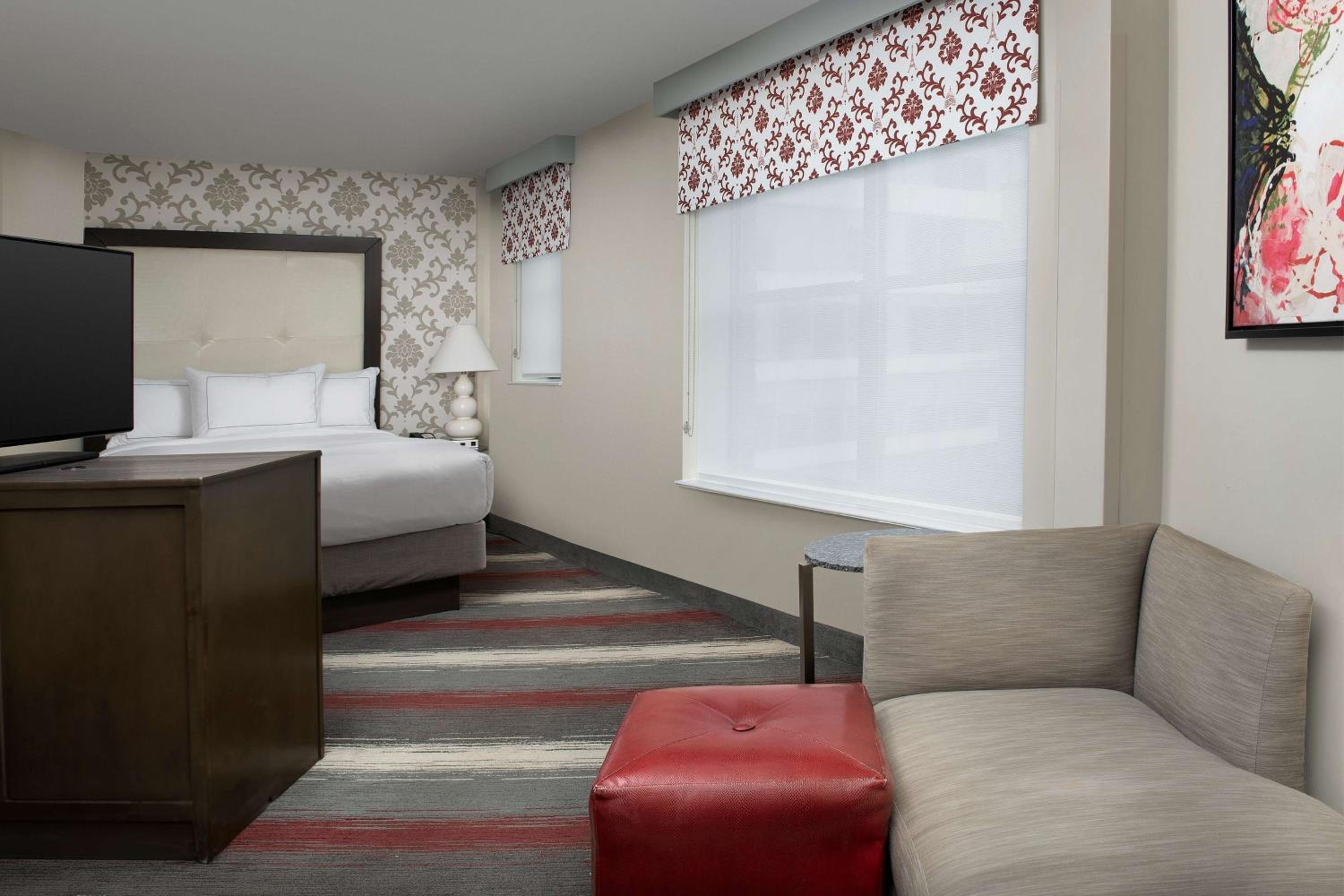 Deluxe Queen Room - Photo 6