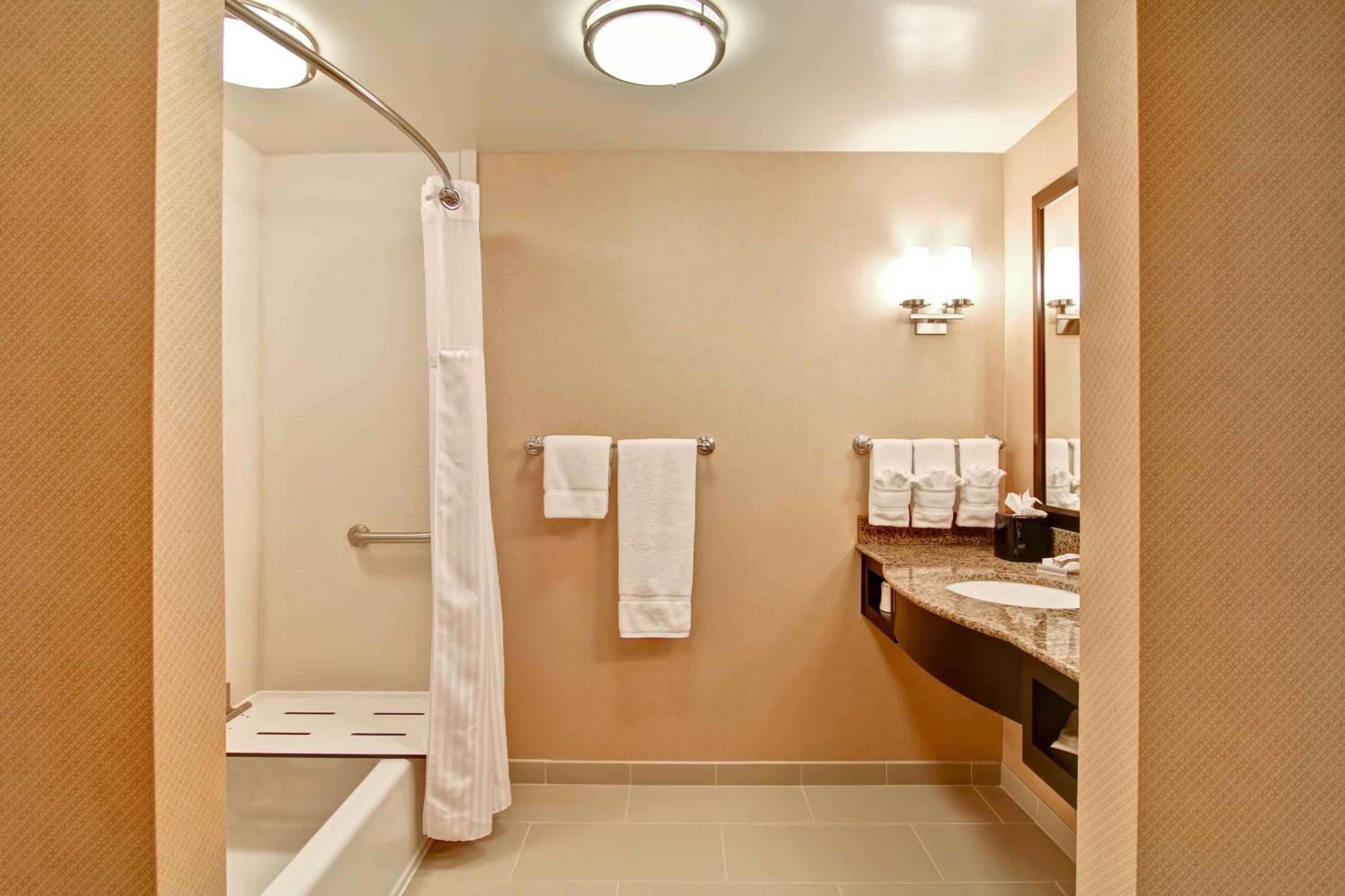 Queen Room with Two Queen Beds - Mobility and Hearing Access photo 3