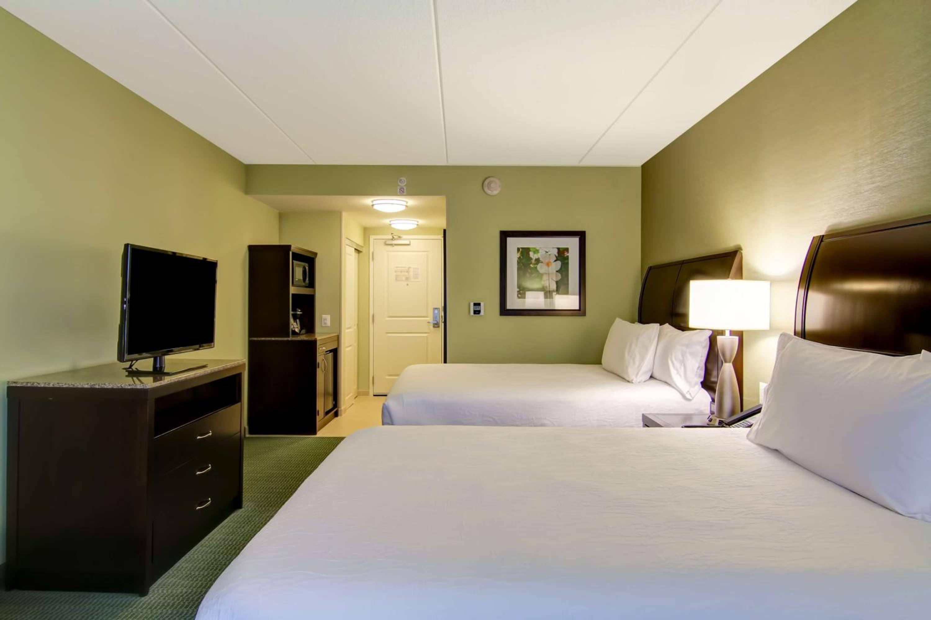 Queen Room with Two Queen Beds photo 3