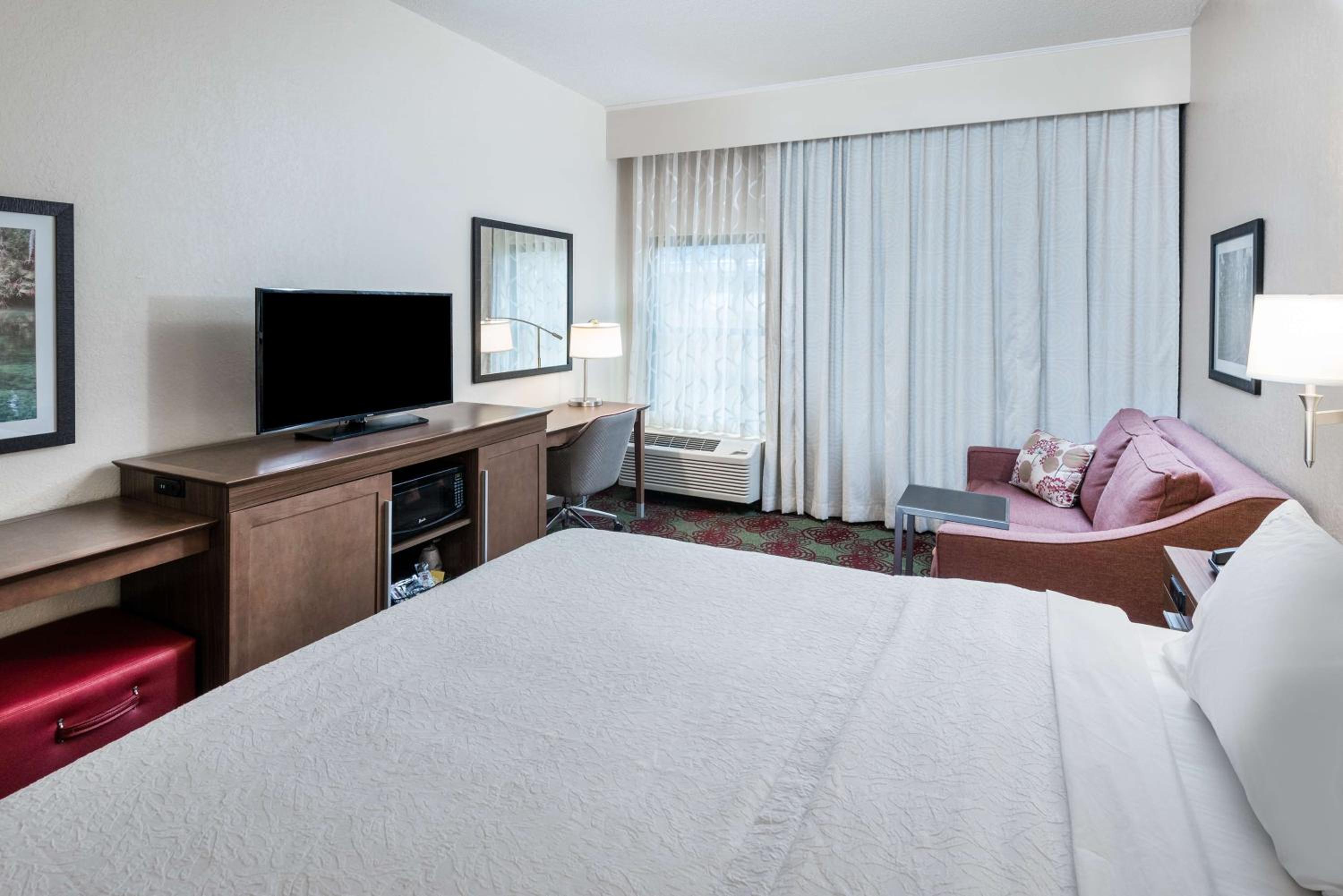 King Room with Sofa Bed and Study - Non-Smoking - Photo 1