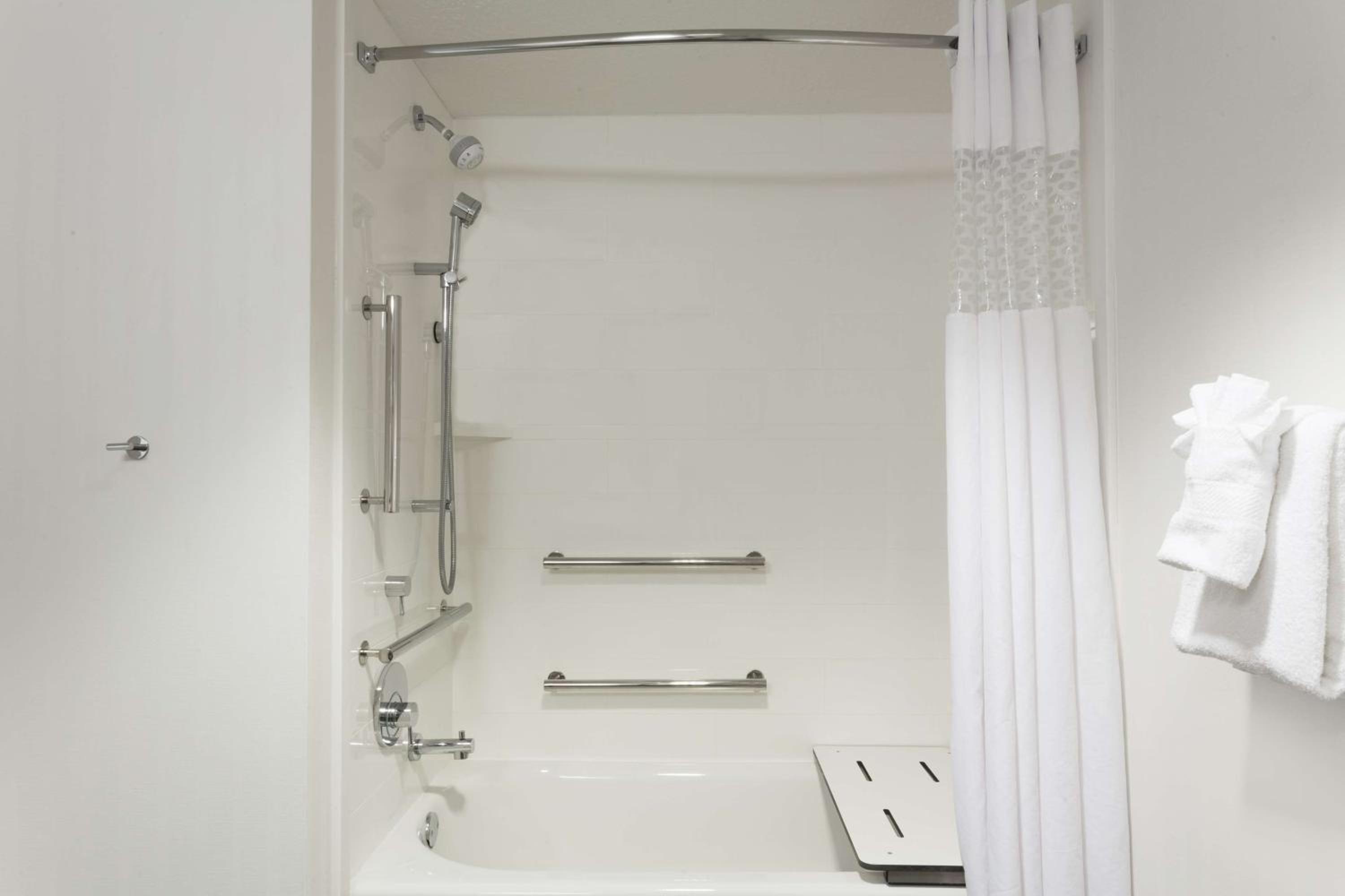 Queen Room with Bath Tub - Disability Access/Non-Smoking  - Photo 2