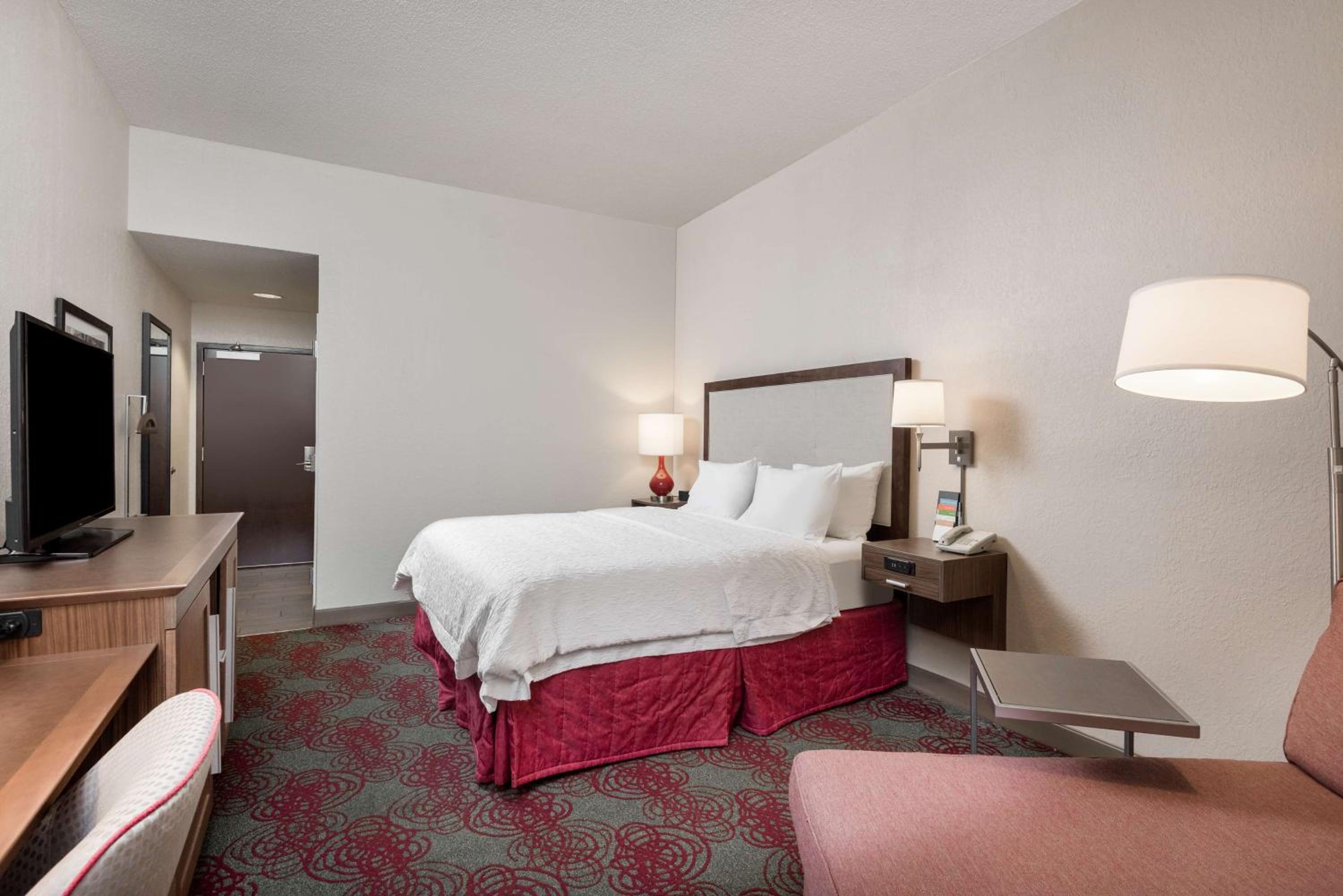 King Room with King Bed - Non-Smoking - Photo 4