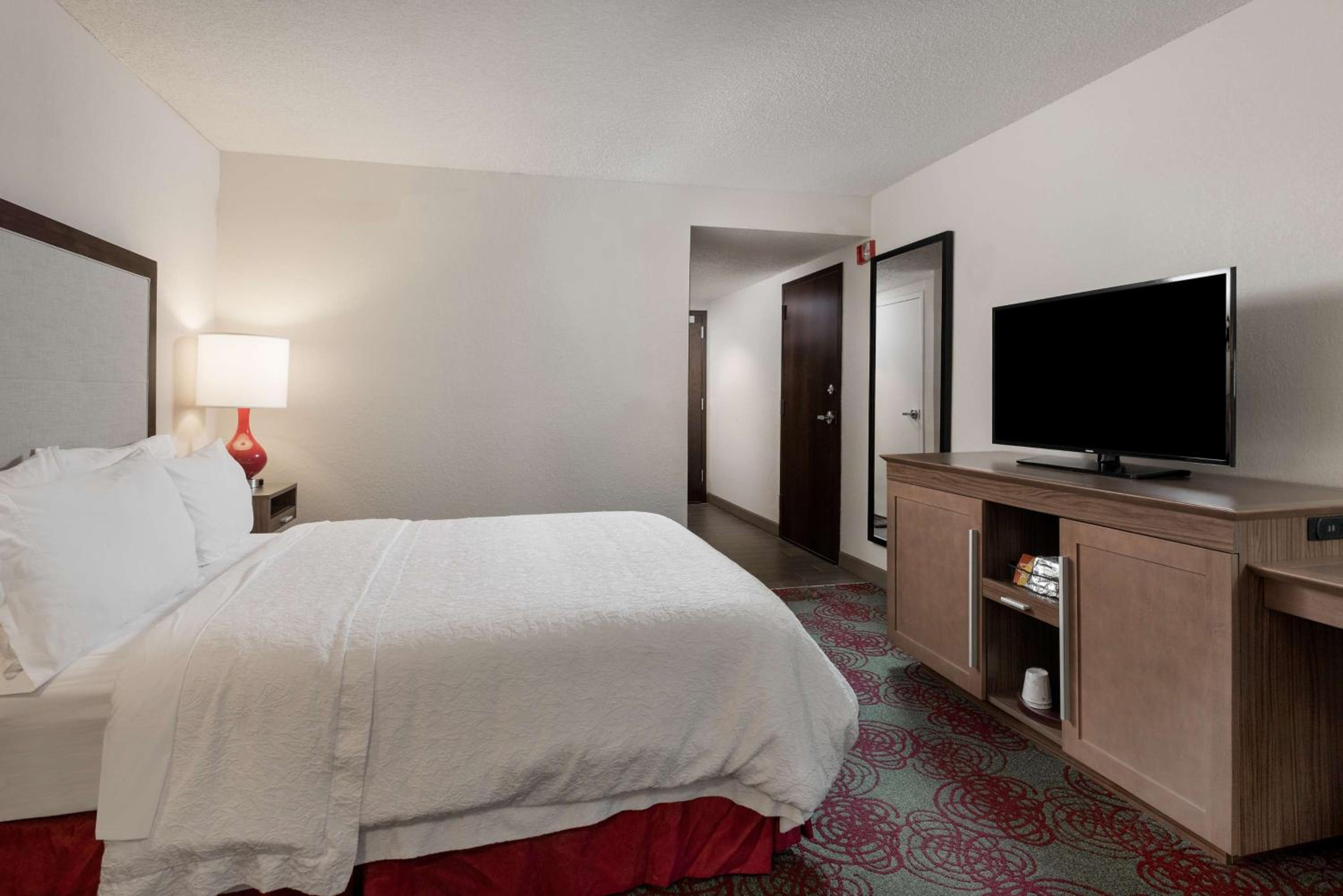Queen Room with Bath Tub - Disability Access/Non-Smoking  - Photo 4