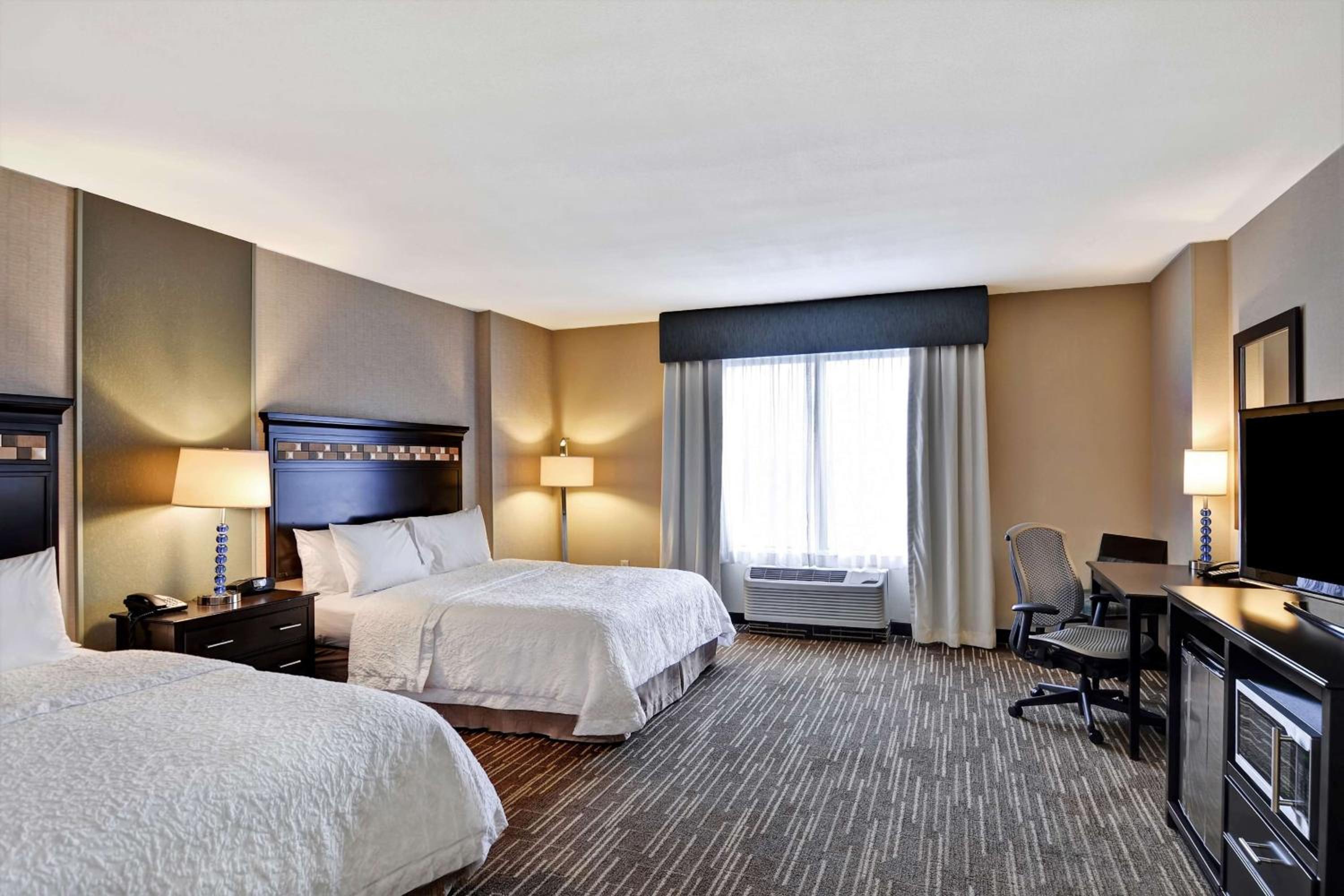 Room with Two Queen Beds - Non-Smoking - Photo 4