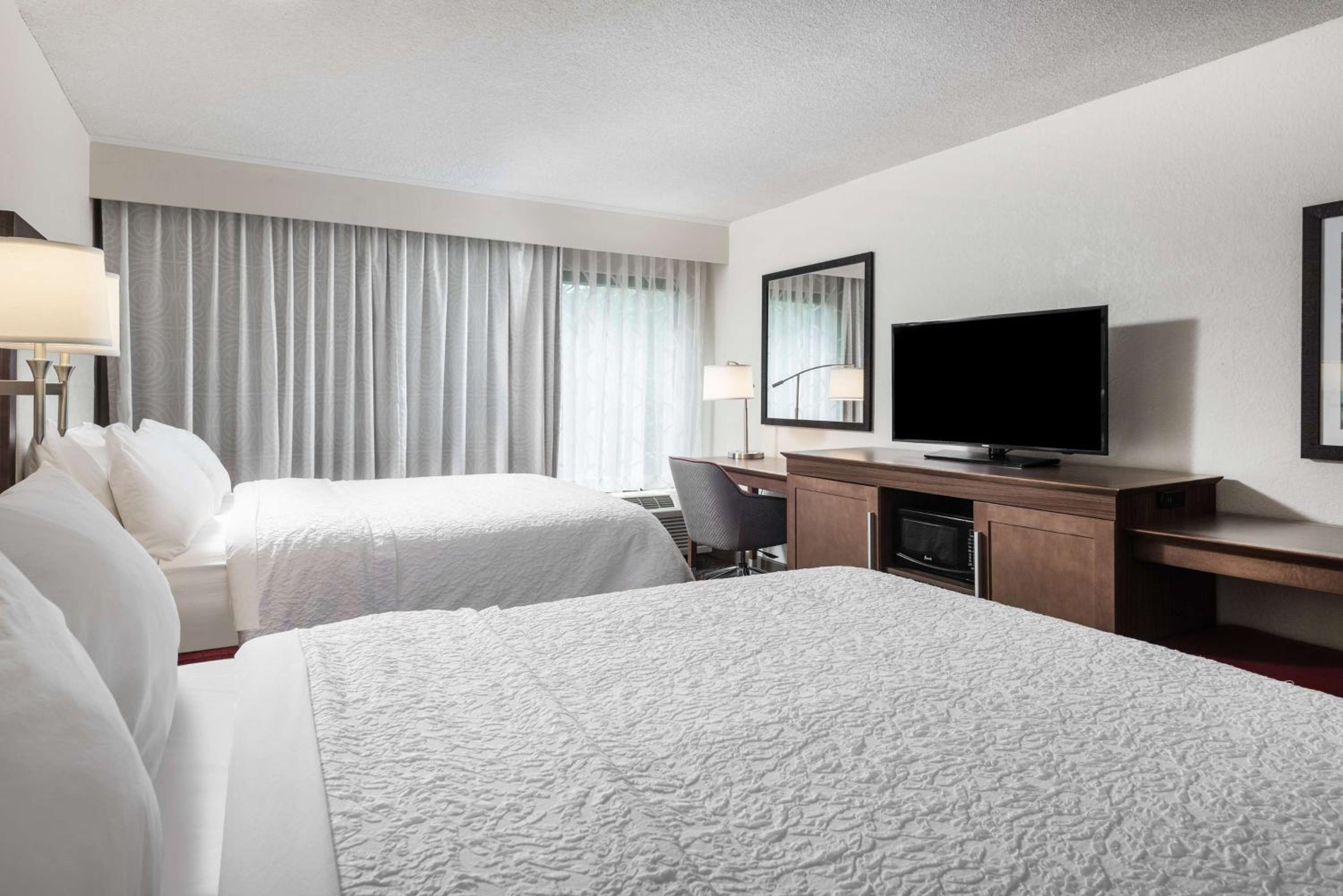 Room with Two Queen Beds - Non-Smoking - Photo 5