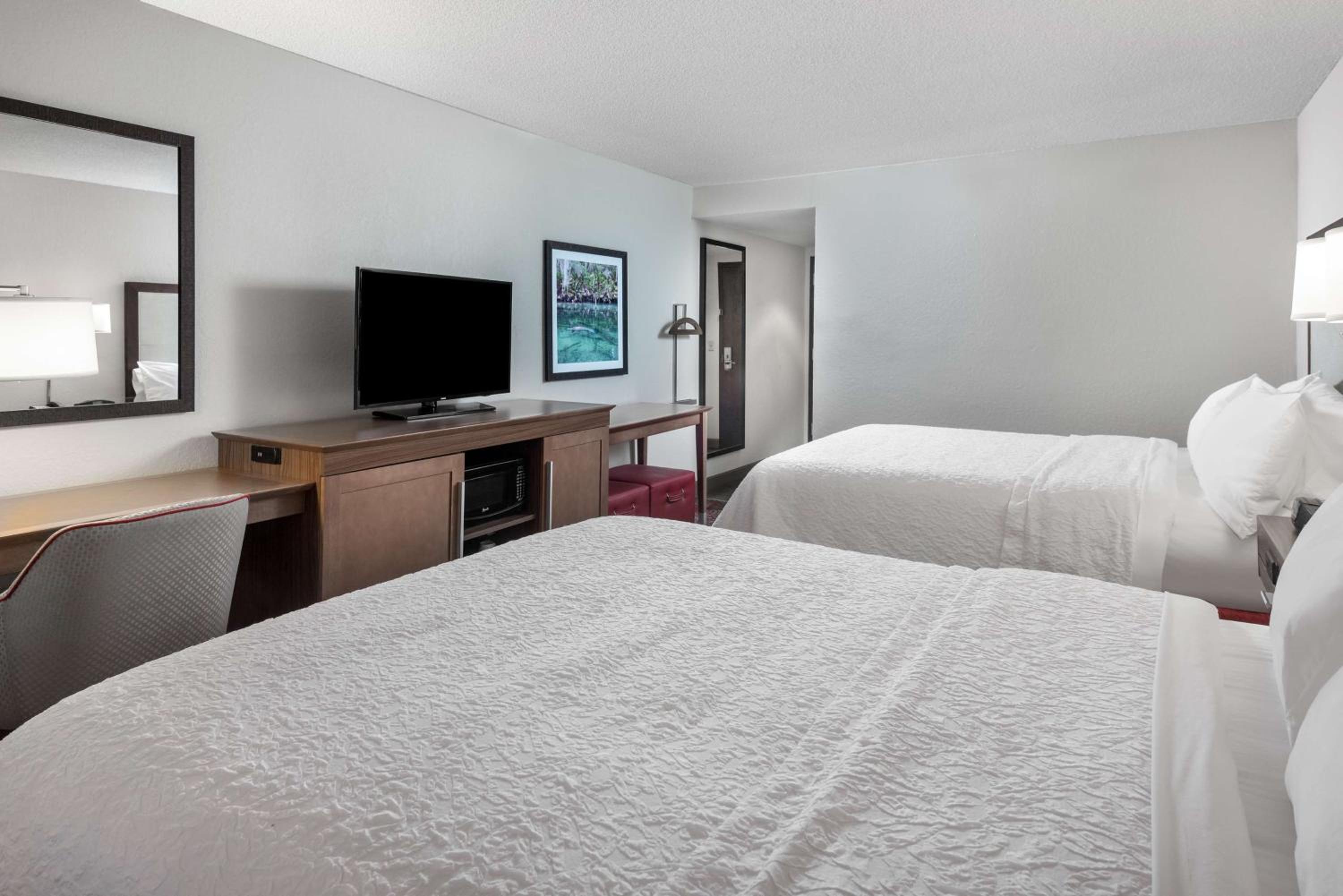 Room with Two Queen Beds - Non-Smoking - Photo 2