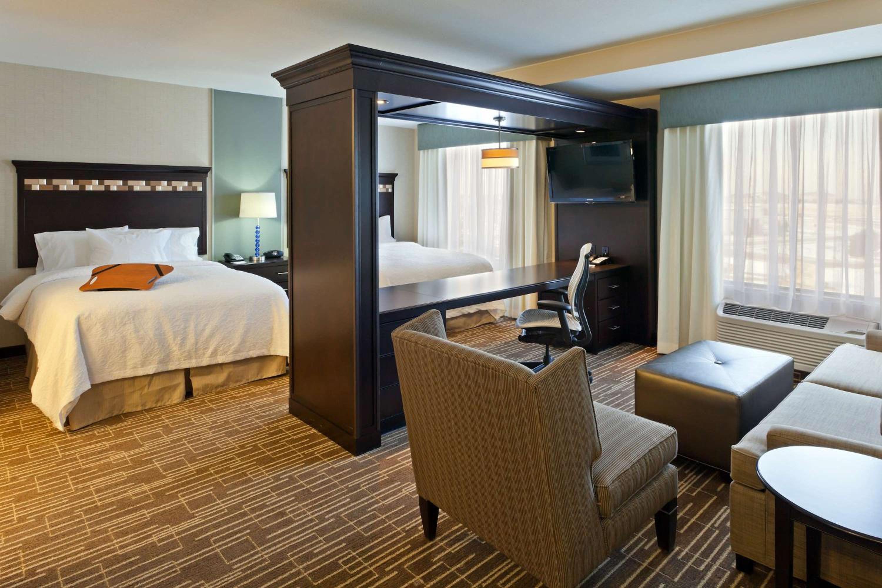 Queen Studio Suite with Two Queen Beds - Non-Smoking - Photo 2