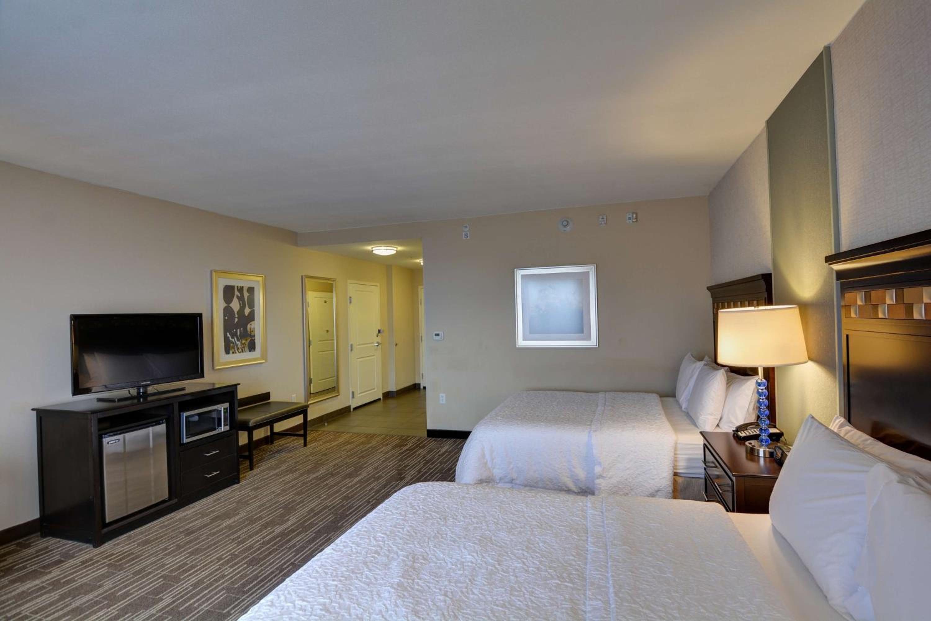 Room with Two Queen Beds - Non-Smoking - Photo 3