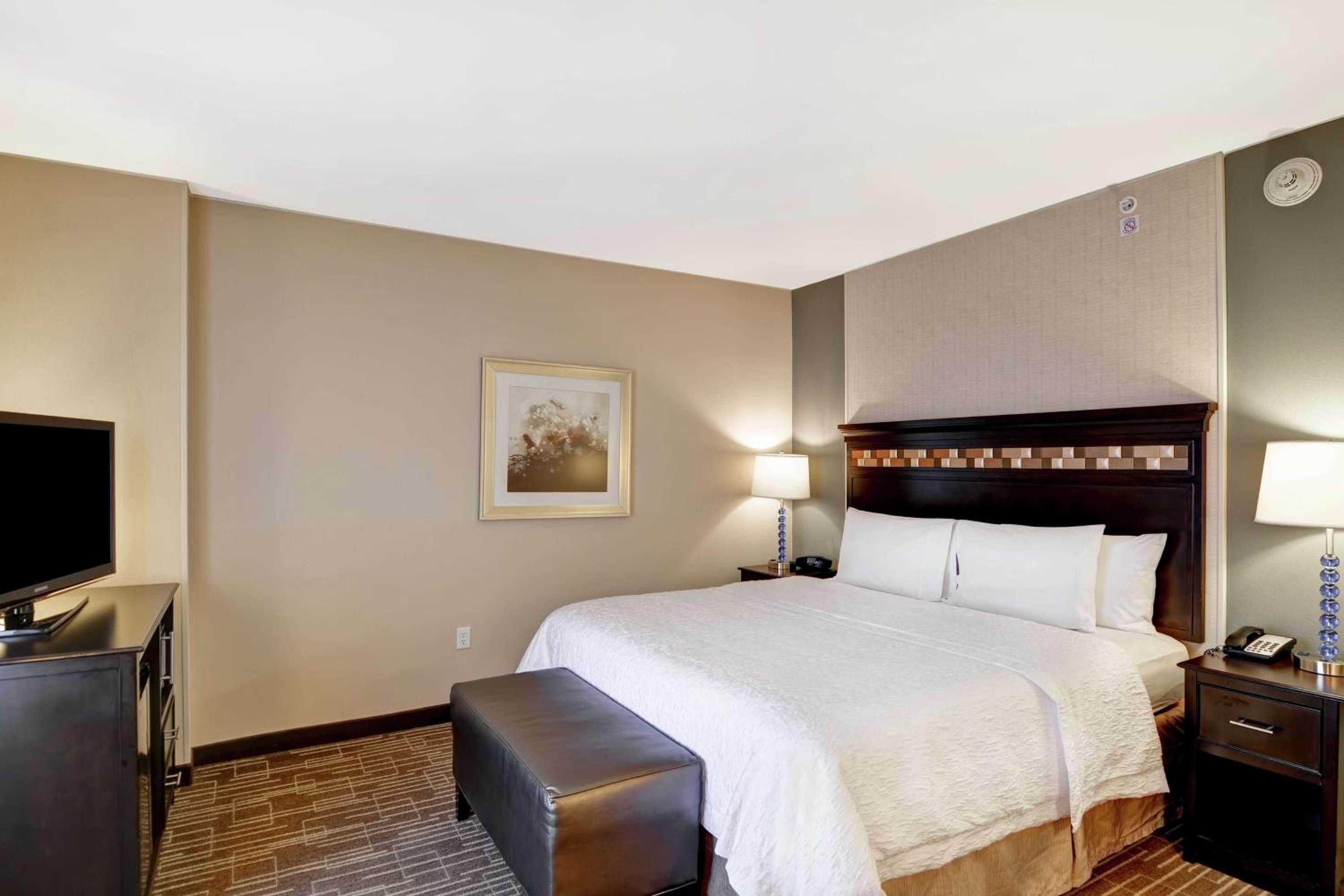 King Room with King Bed - Non-Smoking - Photo 4