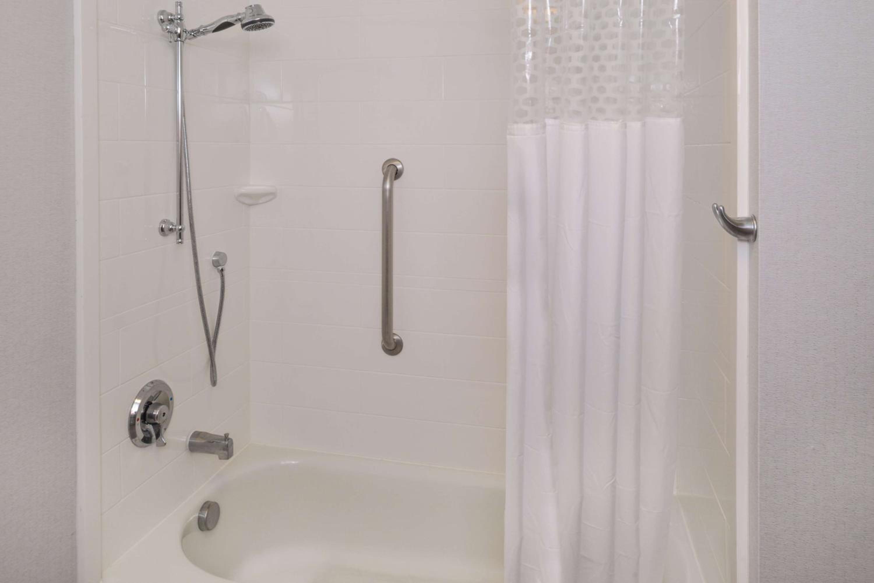 Suite with Two Queen Beds and Tub - Mobility Access/Non-Smoking - Photo 5