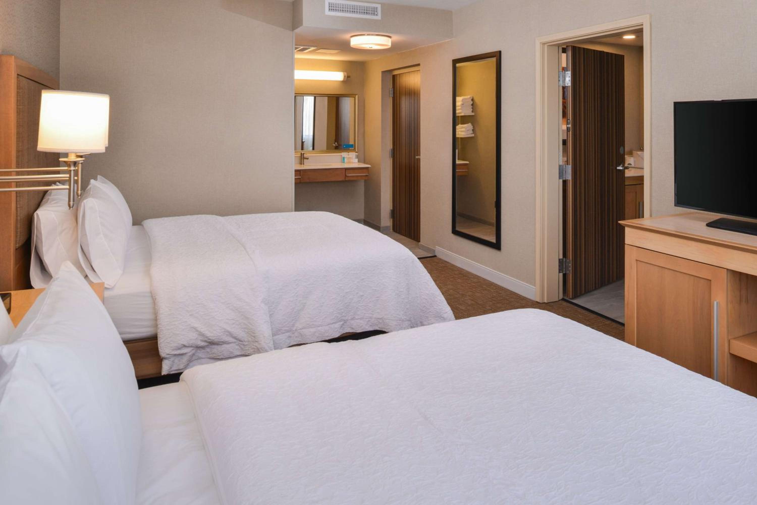 Suite with Two Queen Beds and Tub - Mobility Access/Non-Smoking - Photo 6