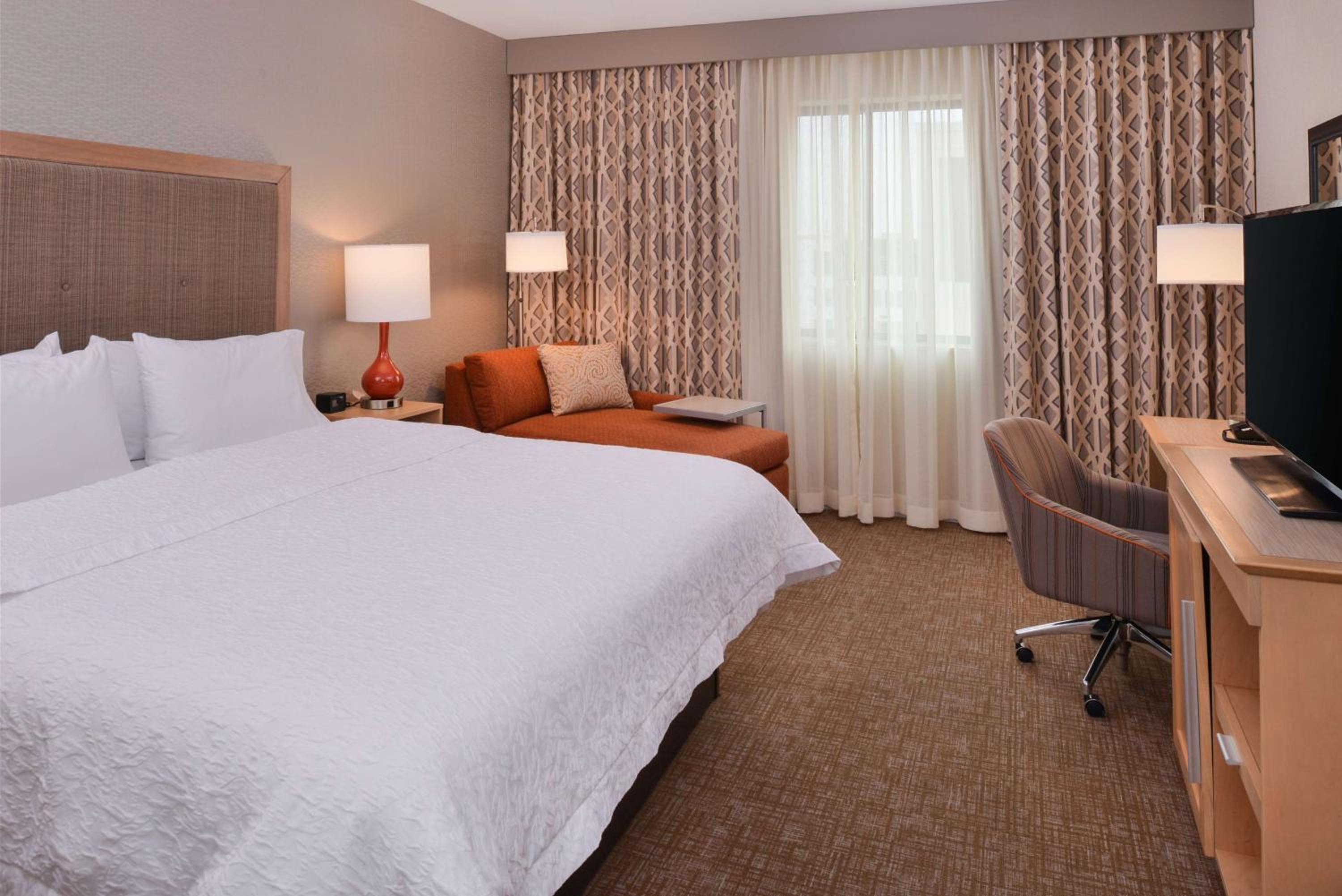 King Room with King Bed - Non-Smoking - Photo 2