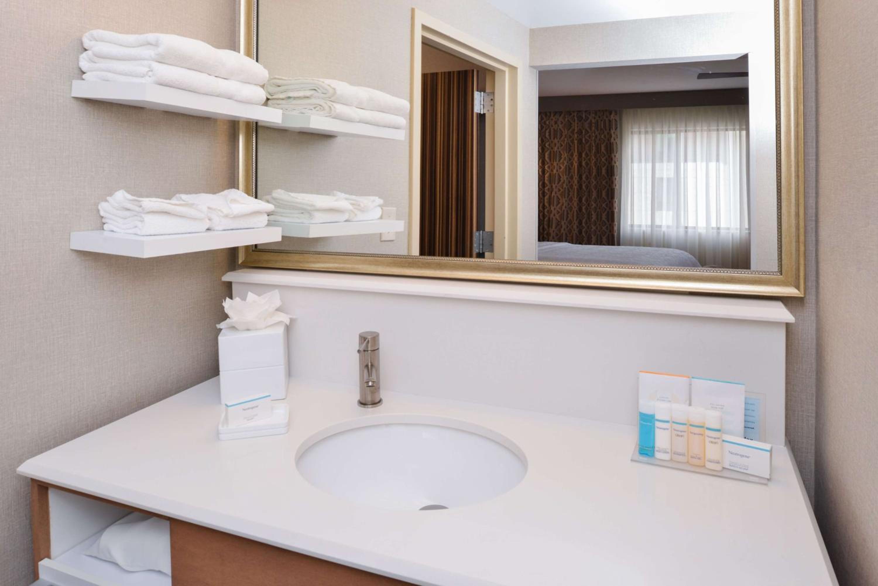 King Studio Suite - Non-Smoking - Photo 4